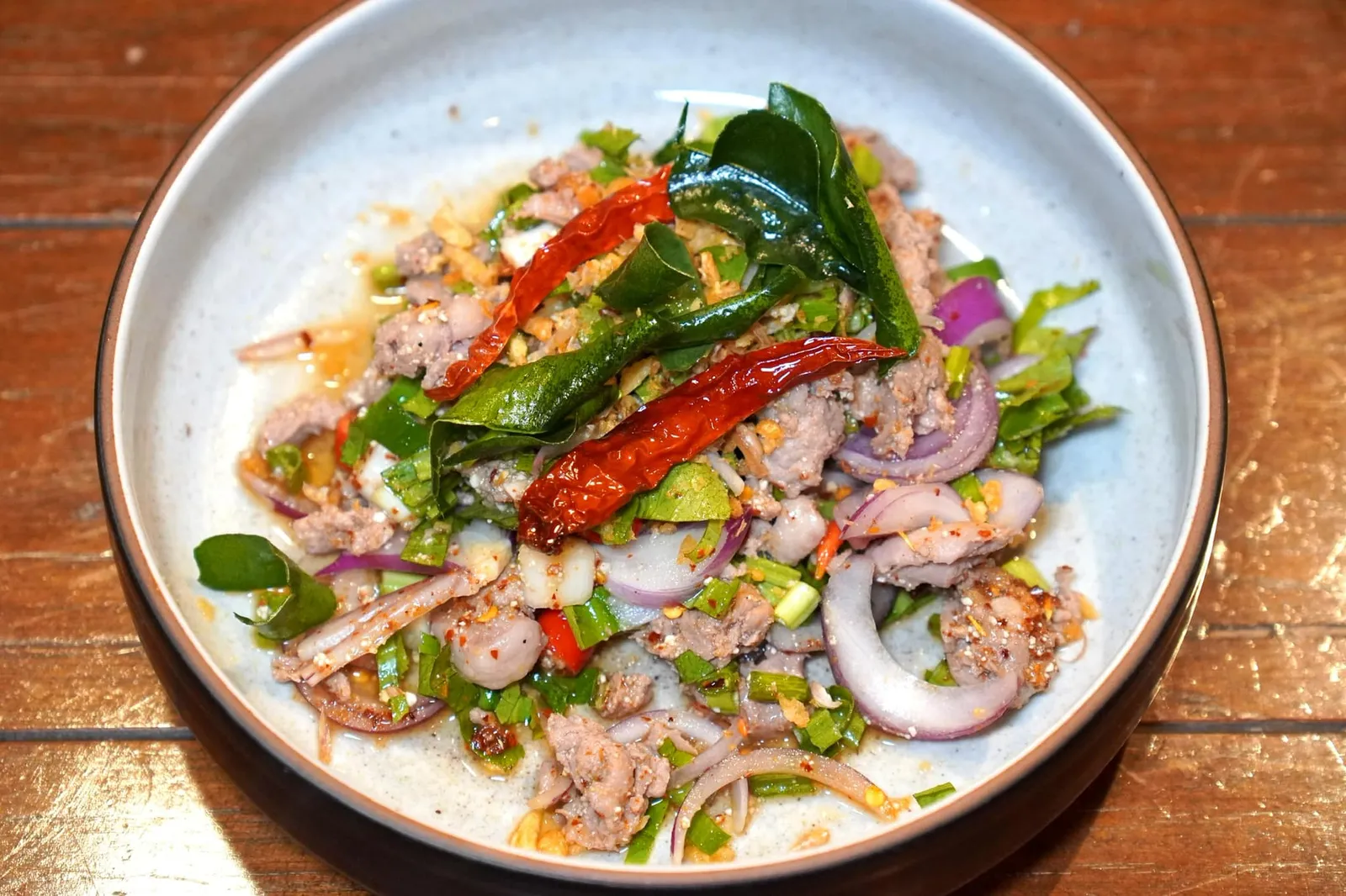 ลาบเป็ด (100++) Spicy Minced Duck Meat Salad ลาบเป็ดทำรสชาติได้แซ่บจัดจ้าน ในขณะที่ร้านทั่วไปที่มักทำเนื้อเป็ดได้ค่อนข้างเหนียวแต่ที่ส้มตำเด้อเนื้อเป็ดนุ่มสุกพอดี ทั้งยังไร้ซึ่งกลิ่นสาบ หอมกลิ่นสมุนไพรต่าง ๆ หลายชนิด (12/20)