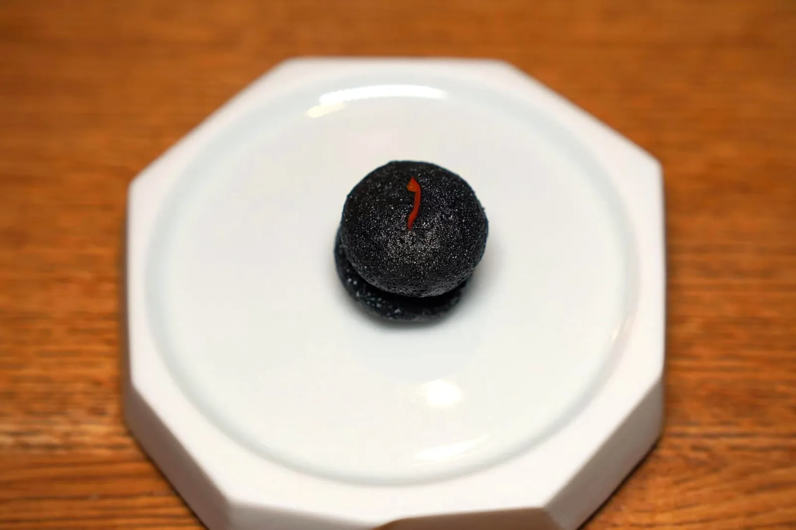 Mises en Bouche Mises en Bouche อย่างแรกคือ Charcoal Macaron สีดำสนิท รสชาติหวานเบา ๆ ด้านในสอดไส้พริกไทยและถั่วลิสงกรอบ (13/20)