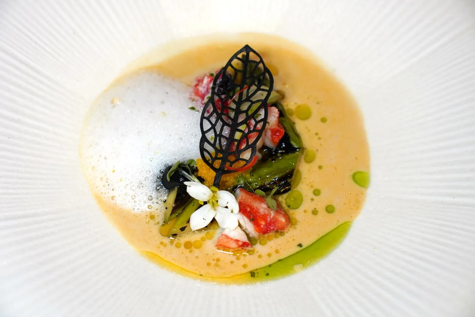 Tom Yum / King Crab / Galanga เนื้อปูคิงแครบให้ความหวานและเนื้อสัมผัสที่ดีตัดกันกับความกรอบที่พอเหมาะพอดีของหน่อไม้ฝรั่งเสริมด้วยความกรึบของไข่ปลาบินด้านล่าง ซอสต้มยำให้รสชาติที่ก้ำกึ่งระหว่างต้มยำและต้มข่าทั้งยังกลิ่นหอมของสมุนไพรต่าง ๆ เด่นชัดไม่เบา (15/20)