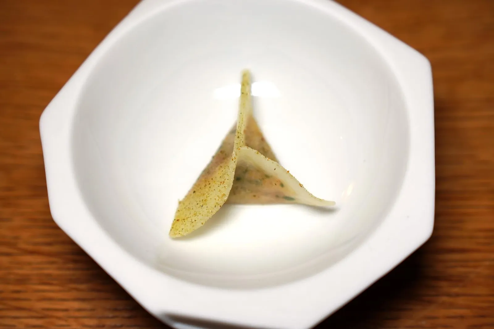 Mises en Bouche ชิ้นที่สองคือ Cabbage Raviole หรือกะหล่ำปลีชิ้นบางกรอบห่อมาเป็นทรงเกี๊ยว ด้านในสอดไส้อกไก่เสริมด้วยอโรมาเฉพาะตัวของ Citronella Perfume (14/20)