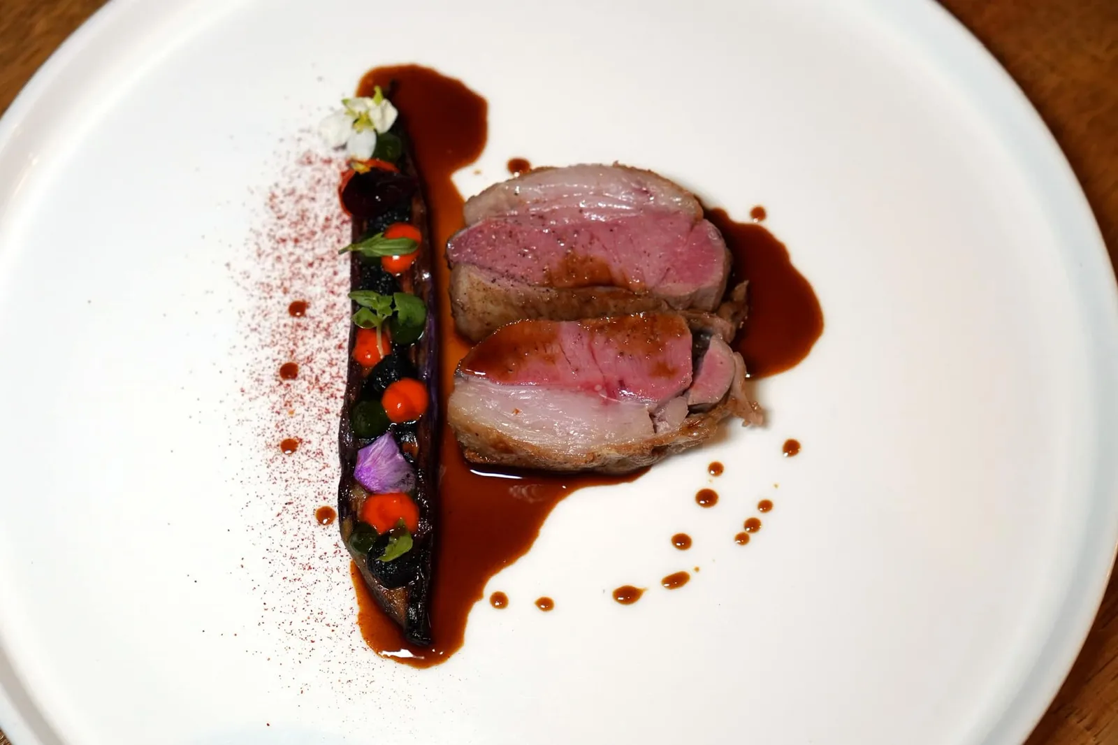 Sisteron Lamb / Eggplant / Tamarind เมนคอร์สจานสุดท้ายคือเนื้อลูกแกะจาก Sisteron เมืองเล็ก ๆ ท่ามกลางหุบเขาในแคว้น Provence เชฟย่างมาในสไตล์ Japanese Barbecue เสิร์ฟมาที่ความสุกระดับ Medium Rare ทำให้เนื้อสัมผัสค่อนข้างนุ่มทั้งยังมีอัตราส่วนไขมันค่อนข้างสูง รอบ ๆ คือ Tamarind Juice หรือซอสมะขามช่วยเสริมรสอมเปรี้ยวได้อย่างพอดิบพอดี ข้างกันคือ Chinese Eggplant นุ่ม ๆ ท็อปด้านบนด้วยองค์ประกอบจากพริกไทย ผักโขม และกระเทียมดำให้รสชาติและอโรมาที่แตกต่างกันออกไป (15/20)