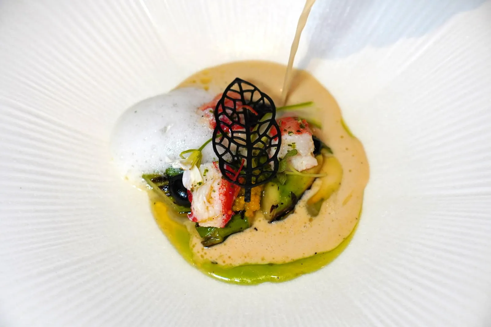 Tom Yum / King Crab / Galanga จากนั้นพนักงานจะเทราดซอสต้มยำที่เตรียมด้วย Lobster Jus ผสมกับน้ำกะทิ ข่า และรสชาติของโหระพาลงไปในจาน (15/20)