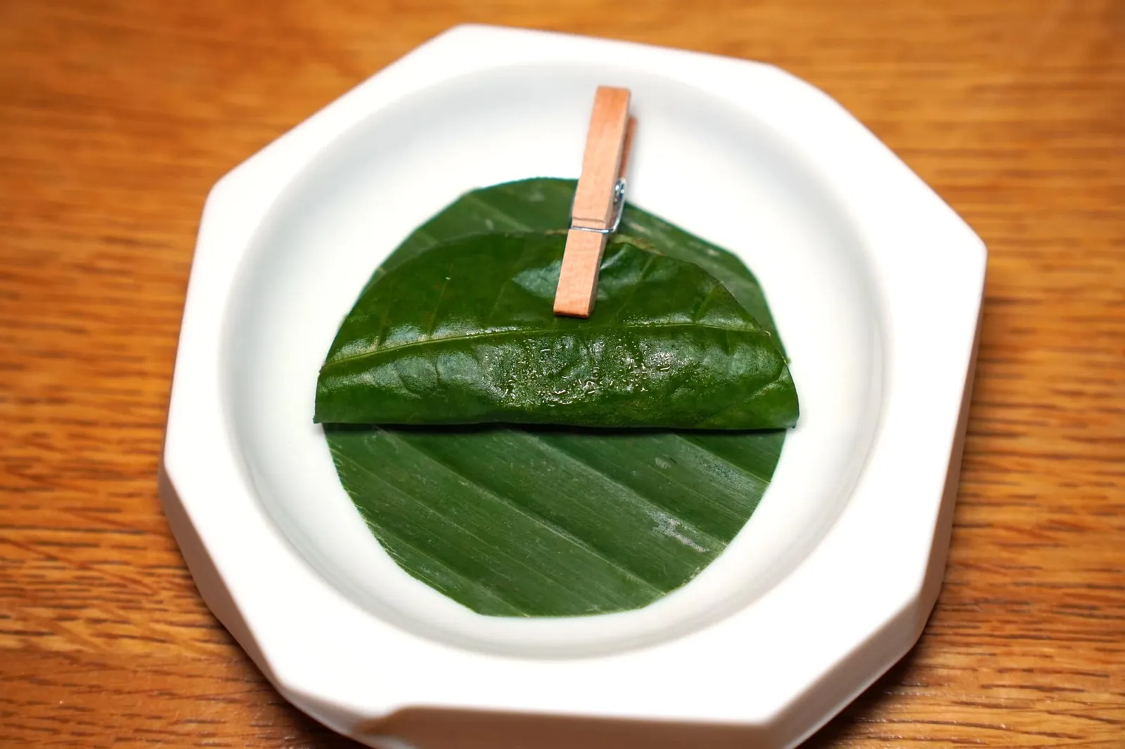 Mises en Bouche คำสุดท้ายคือ Miang Kam ที่เชฟห่อมาแบบพร้อมรับประทาน ใบด้านนอกมีความกรอบ รสชาติอมขมนิด ด้านในเป็น Jumbo Shrimp หรือเนื้อกุ้งปรุงรสด้วยขิง มะพร้าว และถั่วลิสงนั่นเอง (14/20)