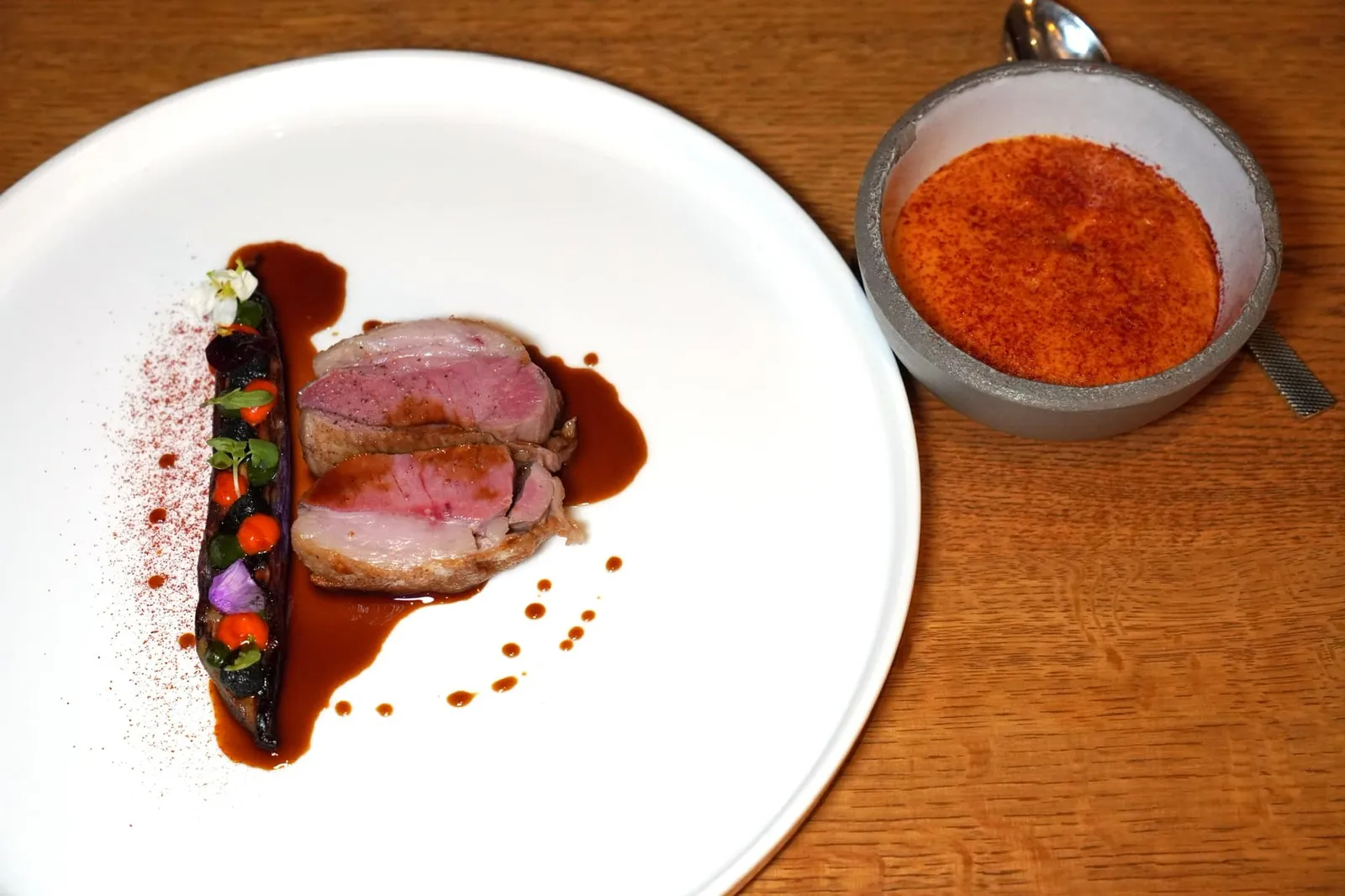 Sisteron Lamb / Eggplant / Tamarind จานนี้เชฟนำเสนอการจับคู่กันของเนื้อลูกแกะ มะเขือ และซอสมะขามอย่างไทย (15/20)