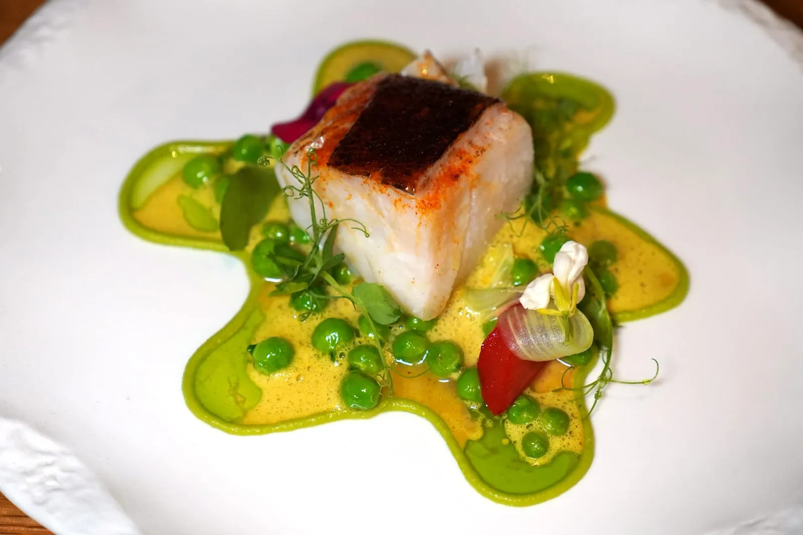 Skrei Fish / Peas / Rhubarb / Yellow Curry สุดท้ายคือองค์ประกอบของแกงเหลืองให้อโรมาที่โดดเด่นไม่เหมือนใคร (14/20)