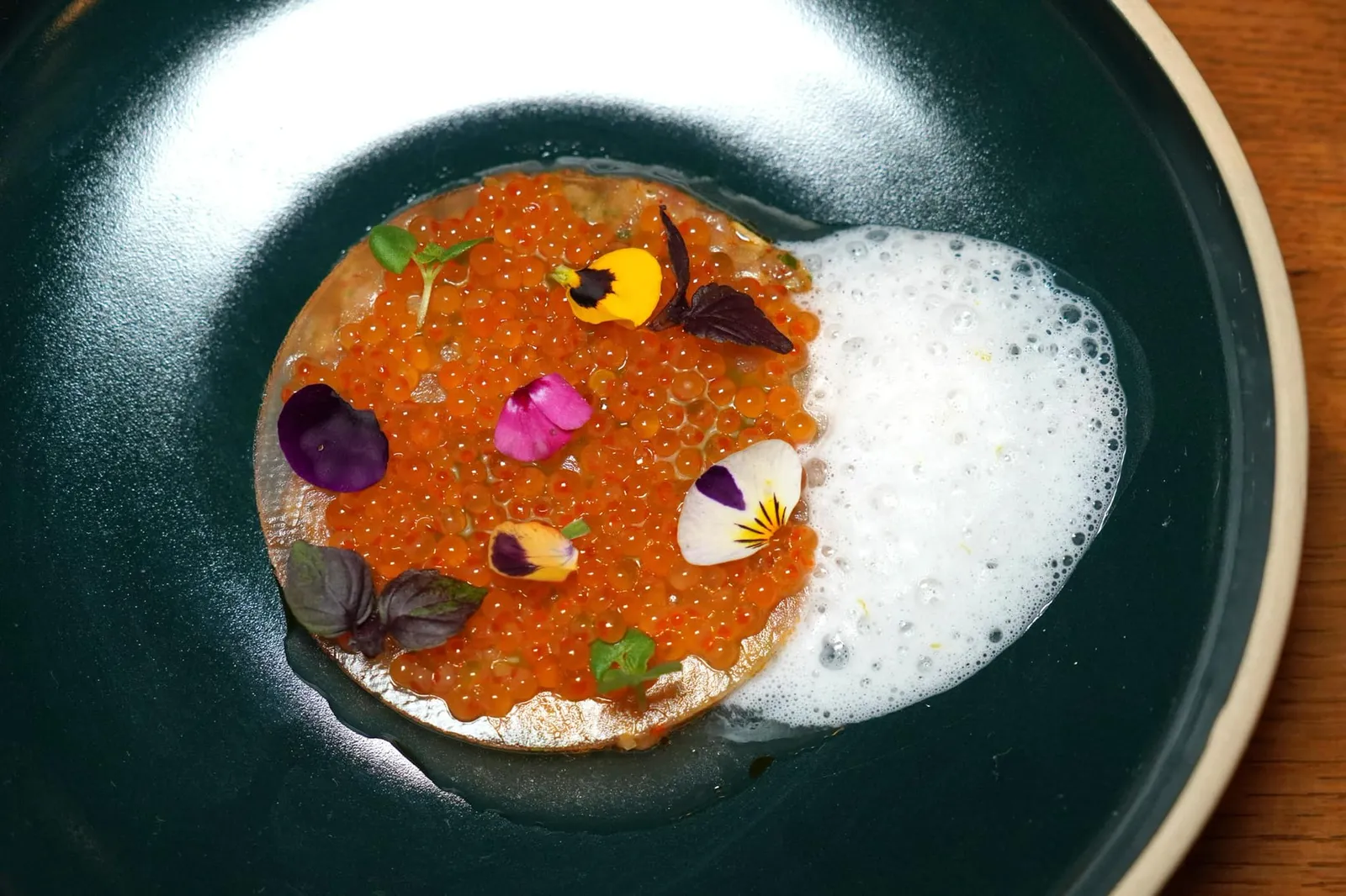 Trout Tartare เริ่มต้นคอร์สแรกด้วยทาทาร์ที่ได้จากการนำเนื้อปลาเทร้าท์ท้องถิ่นของภูมิภาค Alsace มาสับ จากนั้น Perfumed กลิ่นของยูซุ, Citronella และ ข่าลงไป เลเยอร์ตรงกลางคือกรานิต้าเย็น ๆ ที่มีอโรมาของข่าช่วยเรียกความสดชื่น เลเยอร์ชั้นบนสุดคือไข่ปลาเทร้าท์ให้เนื้อสัมผัสค่อนข้างหนึบ มีอัตราส่วนน้ำน้อยกว่า และมีกลิ่นเบากว่าไข่ปลาแซลมอนนอร์เวย์ที่เราคุ้นเคยกัน ที่โต๊ะพนักงานจะเท Coconut Milk Emulsion ที่มีกลิ่นของสมุนไพรต่าง ๆ ทั้งข่า ใบมะกรูดช่วยเชื่อมแต่ละองค์ประกอบเข้าด้วยกัน สุดท้ายคือองค์ประกอบของ Alsatian Grape หรือองุ่นสายพันธุ์ท้องถิ่นจาก Tagsdorf หมู่บ้านเล็ก ๆ ไม่ไกลกันจากตัวร้าน ทั้งยังได้รับการการันตีด้วย Label Rouge Certification เพื่อช่วยบาลานซ์รสชาติของสมุนไพรอื่น ๆ ในจานได้อย่างลงตัว (15/20)