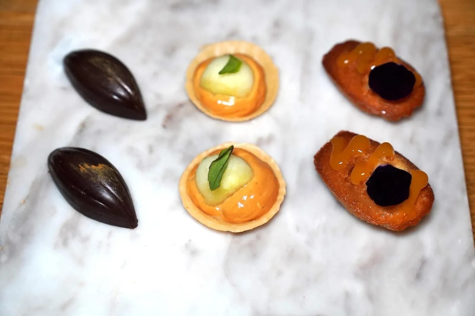 Mignardises ปิดท้ายด้วยขนมชิ้นเล็ก ๆ 3 อย่างคือ Honey Madeleine with Passionfruit ชิ้นที่สองคือ Tartlette with Apple, Basil and Caramel สุดท้ายคือ Chocolate with Coconut หรือช็อกโกแลตที่สอดไส้มะพร้าวอยู่ด้านใน (14/20)
