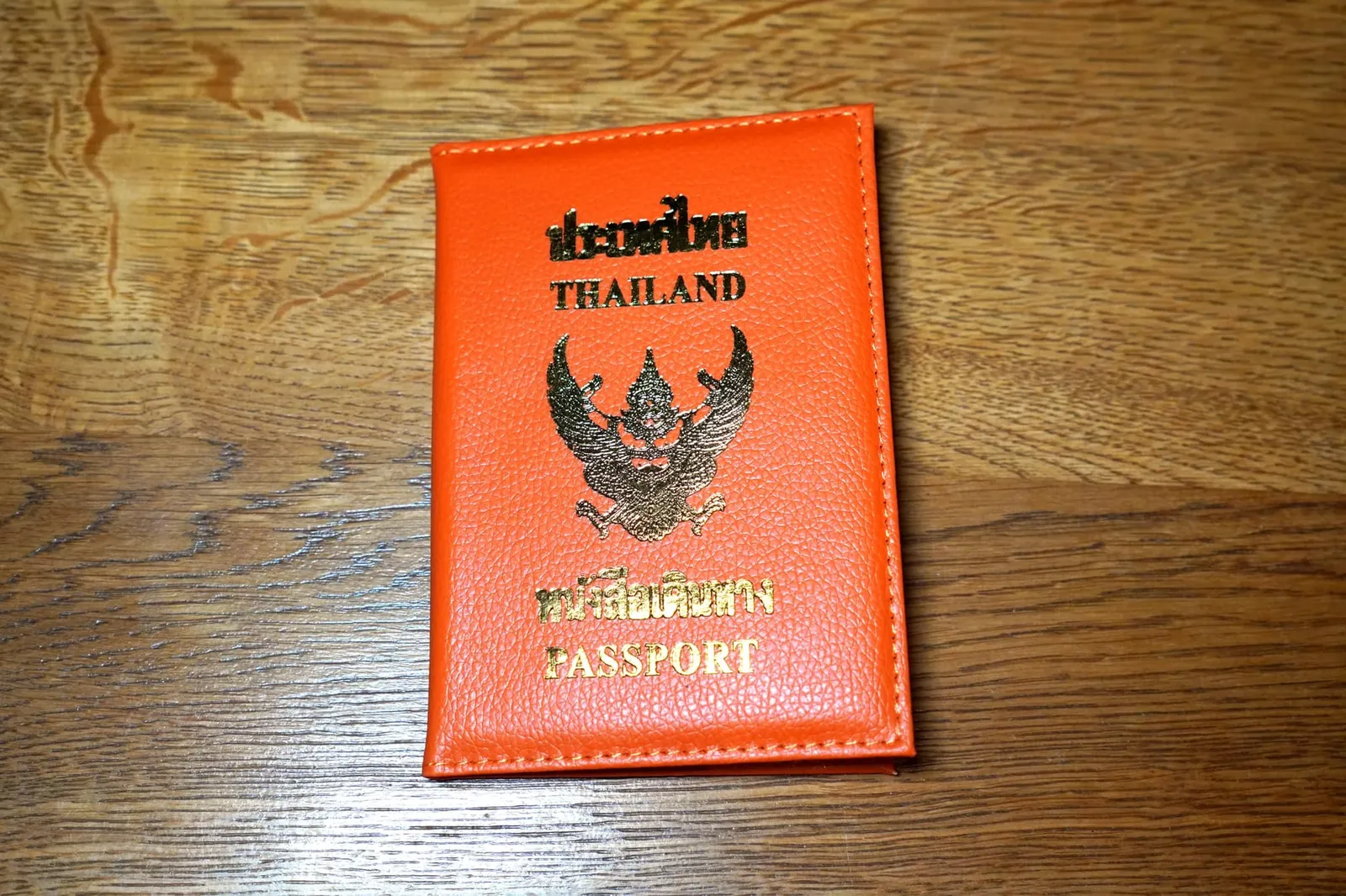 ห้องอาหาร L'Orchidée นำเสนออาหารไทยที่ผ่านการจัดเตรียมโดยใช้เทคนิคฝรั่งเศสยุคใหม่ ลูกค้าสามารถเลือกชิมอาหารแบบ À La Carte กันได้ตามใจโดยมีราคาต่อจานอยู่ที่ราว ๆ 14-49 €