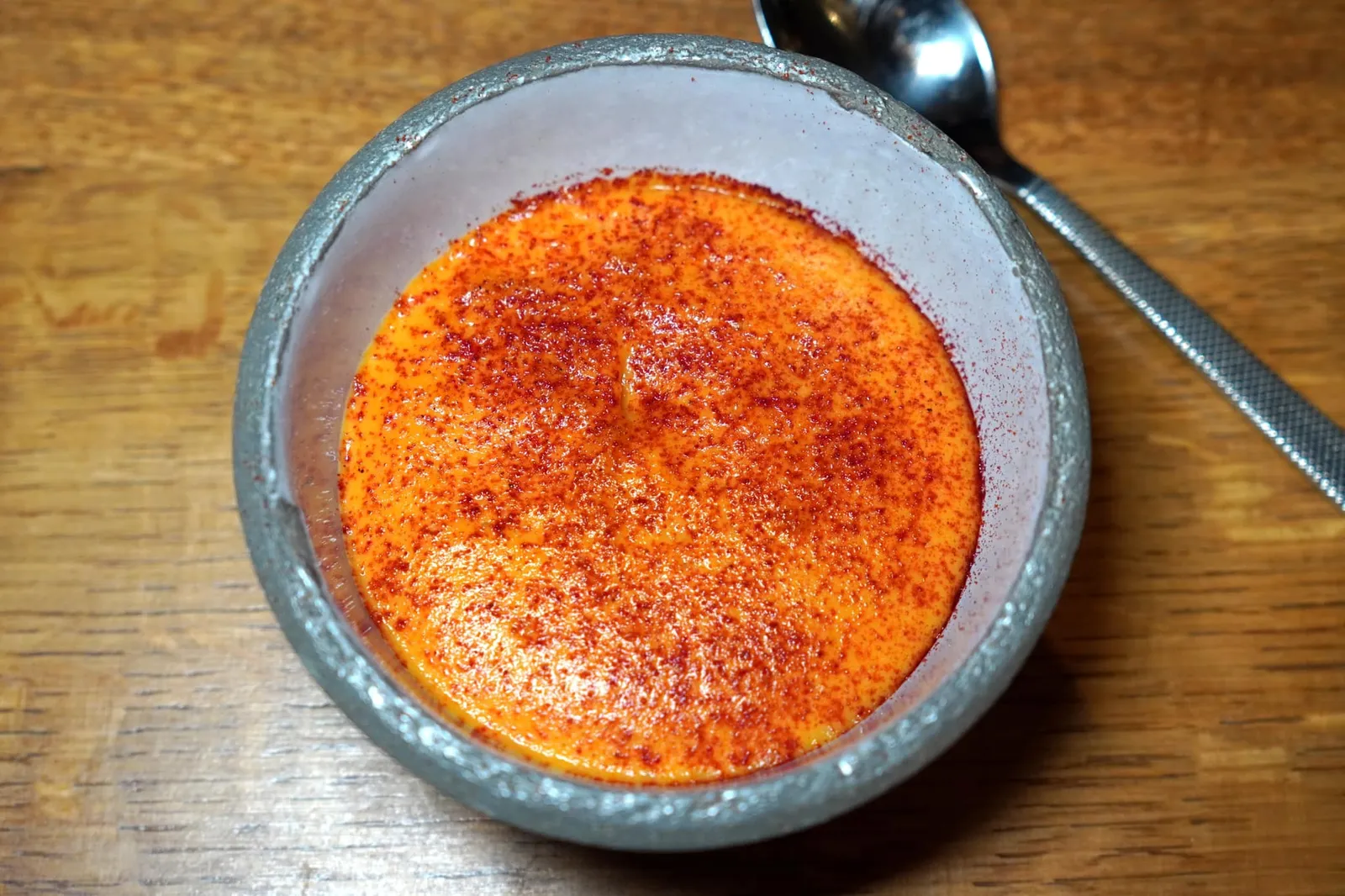 Sisteron Lamb / Eggplant / Tamarind เนื้อลูกแกะเสิร์ฟมาให้รับประทานควบคู่ไปกับ Espuma มันหวาน ด้านบนท็อปด้วย Espelette Pepper หรือพริกไทยจากตะวันตกเฉียงใต้ของประเทศฝรั่งเศสนั่นเอง (15/20)