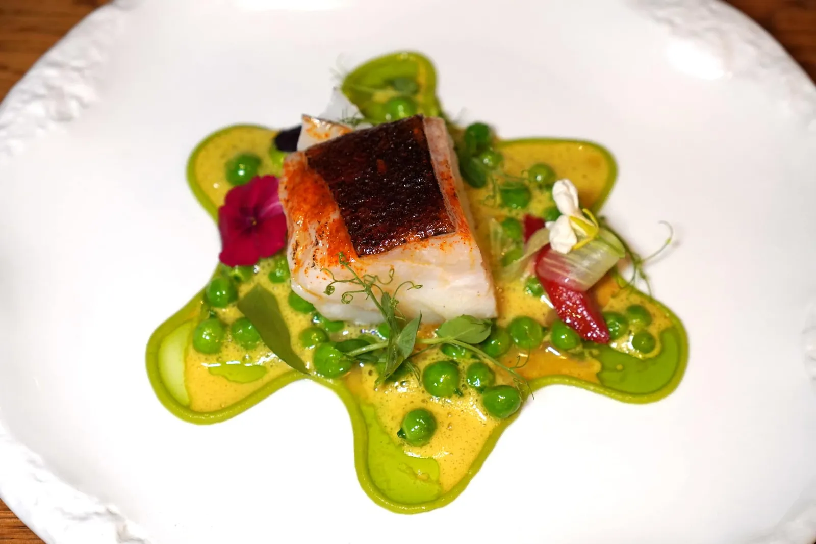 Skrei Fish / Peas / Rhubarb / Yellow Curry Skrei หรือปลาค็อดเสิร์ฟมาเป็นชิ้นขนาดค่อนข้างใหญ่แต่กลับมีระดับความสุกที่พอเหมาะ ด้านบนท็อปด้วยผงปาปริก้าให้ความขมที่นุ่มลึก รอบ ๆ คือถั่วและพูเรถั่วซึ่งดูจะมีปริมาณเยอะไปนิดเมื่อเทียบกับปริมาณขององค์ประกอบอื่น ๆ ในจาน ยังมีรูบาห์บสีแดงที่ผ่านการ Poached ใน Spicy Syrup (14/20)