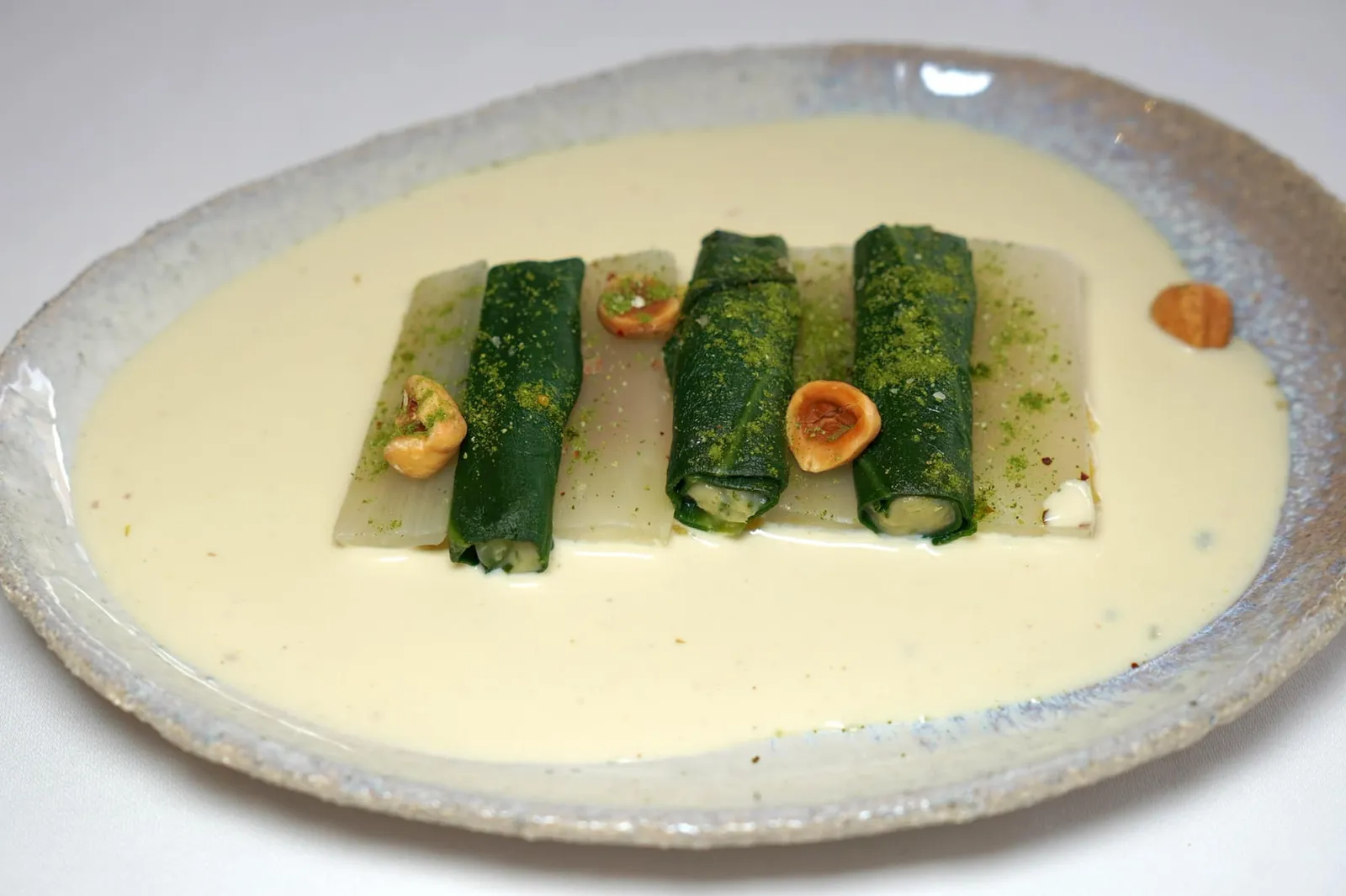 Blette, camomille et polenta Swiss chard, camomile and polenta ผัก Swiss Chard สีเขียวให้เนื้อสัมผัสที่นุ่มพอดี ชิ้นสีขาวมีความกรอบเบา ๆ แต่ไม่มี Earthy Aroma ติดมามากจนเกินไป ซอส Camomile ให้กลิ่นหอมสดชื่น Polenta ทำมาจากข้าวโพดให้เนื้อสัมผัสที่นุ่มละมุนเช่นกันจัดเป็นหนึ่งในเมนูจาก Swiss Chard ที่ดีที่สุดเท่าที่เราเคยชิมมาเลยทีเดียว (18/20)