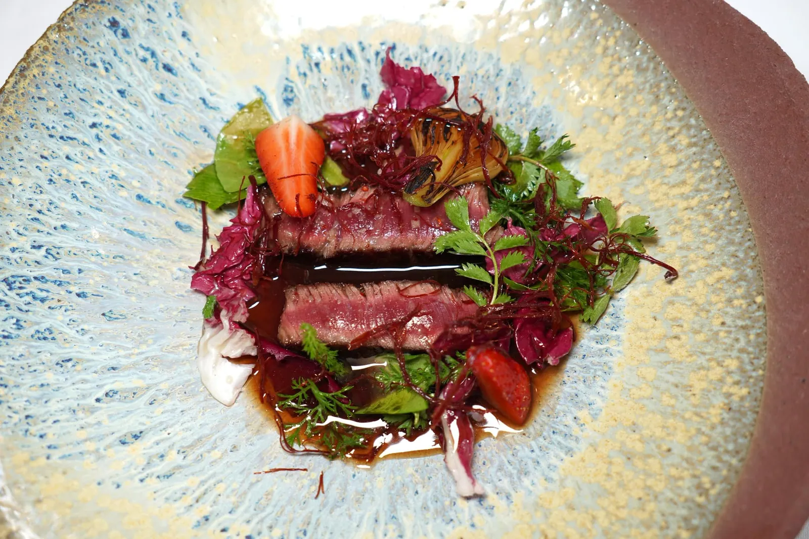 Boœuf Montbéliarde fumé au bois de genièvre Roasted and smoked Montbeliard beef with juniper wood สำหรับเมนคอร์สเชฟนำเสนอ Montbeliard Beef เนื้อวัวคุณภาพสูงที่ผ่านการรมควันด้วยหญ้าฟางและไม้จูนิเปอร์เสิร์ฟมาที่ความสุกระดับ Medium Rare พอดิบพอดี เนื้อวัวมีความนุ่มพอเหมาะราดด้วยซอส Beef Jus เข้มข้นให้รสชาติคล้ายกับซอสยากินิคุแบบญี่ปุ่น ด้านบนตกแต่งด้วย Herb Salad และผลสตรอว์เบอร์รี่ช่วยเรียกความสดชื่นและบาลานซ์ความหนักของเนื้อวัวและซอส Jus ไม่ให้โดดจนเกินไป (18/20)