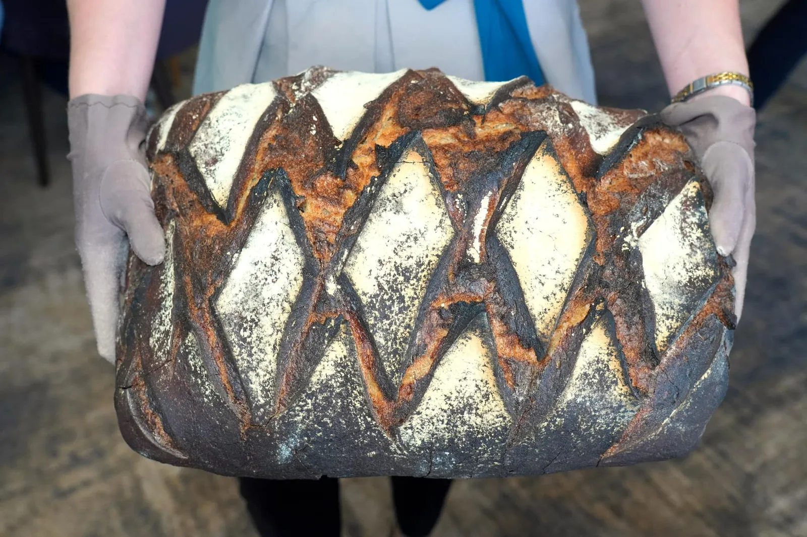 Bread wirh carvi butter ถัดมาพนักงานจะนำขนมปังมาแสดงให้เราดูพร้อมบอกว่าขนมปังทั้งก้อนที่เสิร์ฟให้เฉพาะโต๊ะเราเท่านั้น