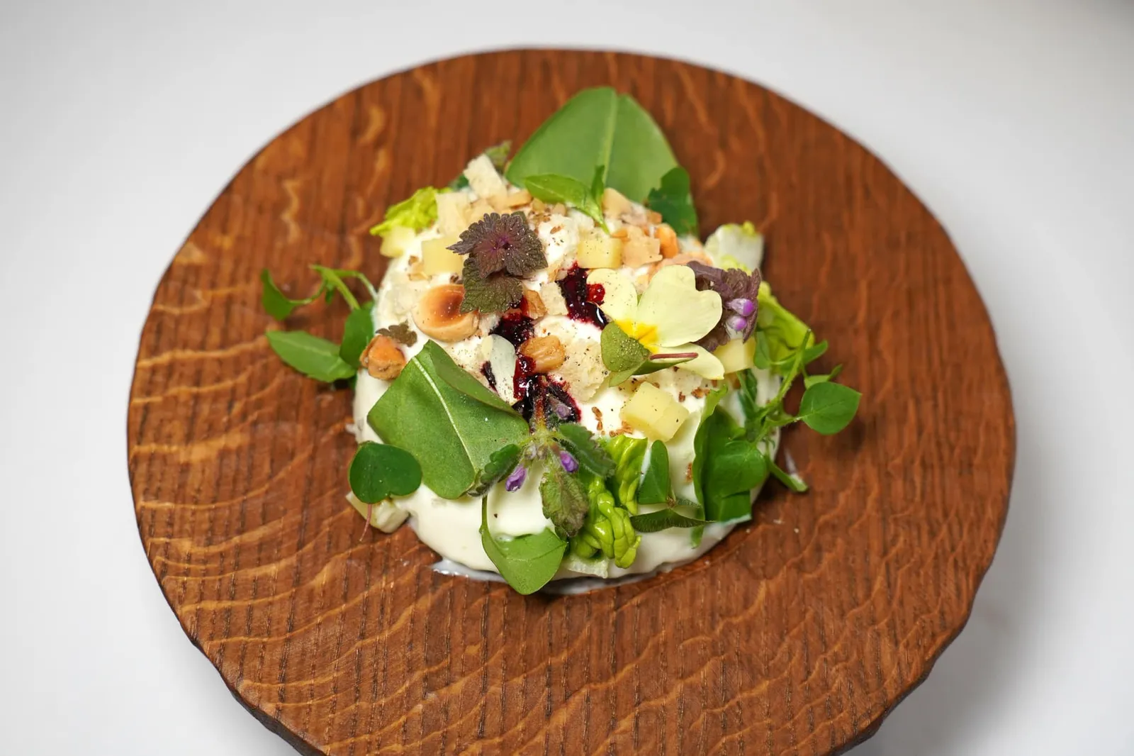 Beaufort dans l’esprit d’un alpage Beaufort cheese spirit from an alpine pasture องค์ประกอบตรงกลางคือ Beaufort Cheese Mousse จากผู้ผลิต Gaël Machet ด้านบนโรยด้วยผักและสมุนไพรจากแถบภูเขา เพิ่มมิติทางเนื้อสัมผัสด้วยถั่ววอลนัทจากเมือง Grenoble แต่งแต้มกลิ่นและรสชาติด้วย Beetroot Coulis ช่วยบาลานซ์กลิ่นของชีสไม่ให้โดดจนเกินไป (18/20)