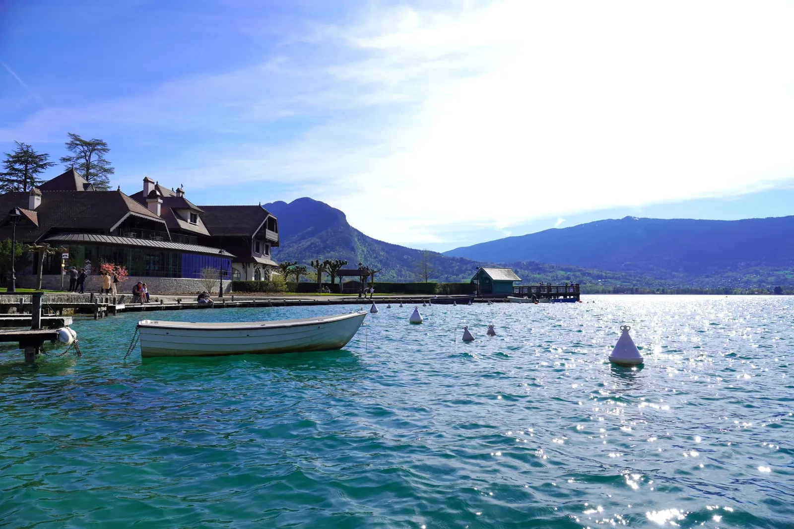 Restaurant Jean Sulpice ห้องอาหารระดับ 2 MICHELIN Stars โดดเด่นด้วยทัศนียภาพมุมกว้างของ Lac d'Annecy และ Château de Duingt ณ ฝั่งตรงข้าม