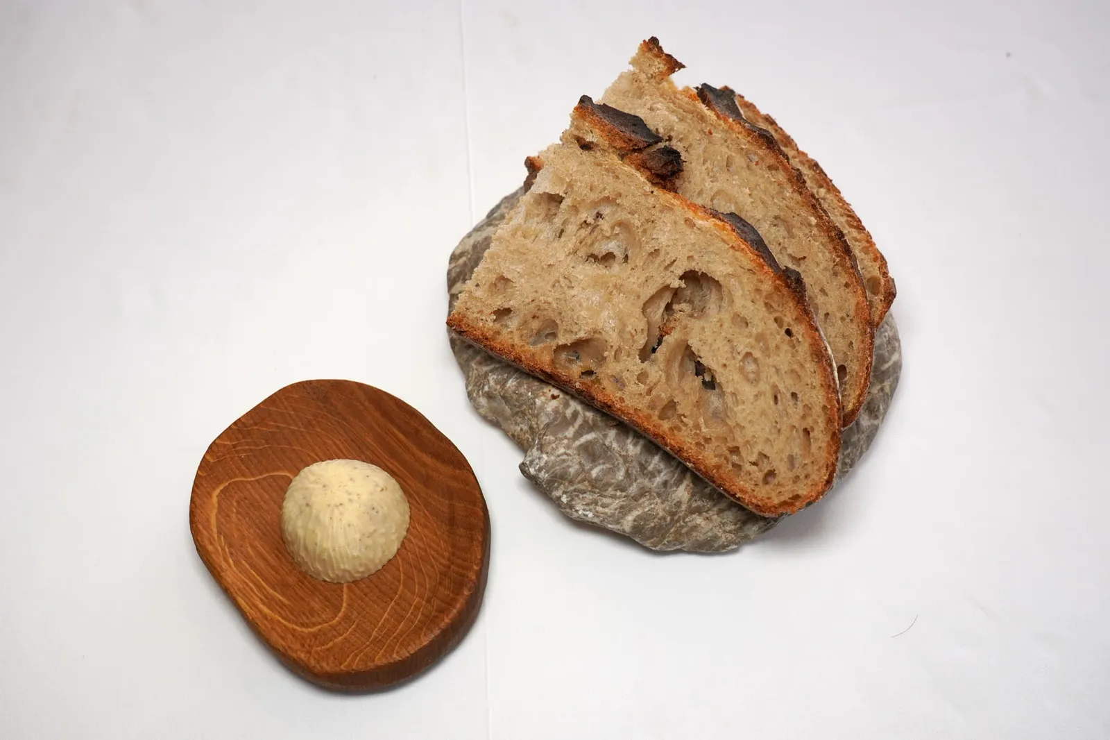 Bread wirh carvi butter จากนั้นพนักงานจะนำขนมปังไปหั่นมาเสิร์ฟต่อโต๊ะคู่กันกับเนยคาราเวย์ที่มีกลิ่นหอมเฉพาะตัว