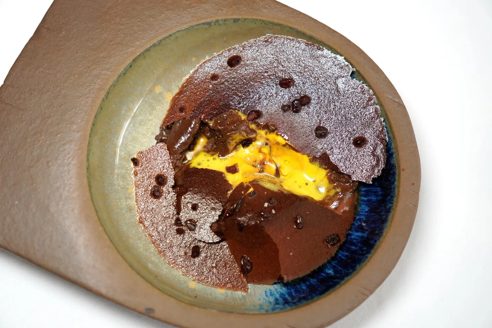 Chocolat et safran de Savoie Chocolate and saffron from Savoie วิธีรับประทานให้ใช้ช้อนเคาะแผ่นกรอบออก ตักชิมให้ครบทุกองค์ประกอบ เชฟทำรสชาติของช็อกโกแลตออกมาได้เด่นชัดแต่ยังคงแฝงอโรมาเฉพาะตัวของหญ้าฝรั่นออกมาได้อย่างไร้ที่ติ ถือเป็นจานที่น่าประทับอย่างมากอีกเช่นกัน (18/20)