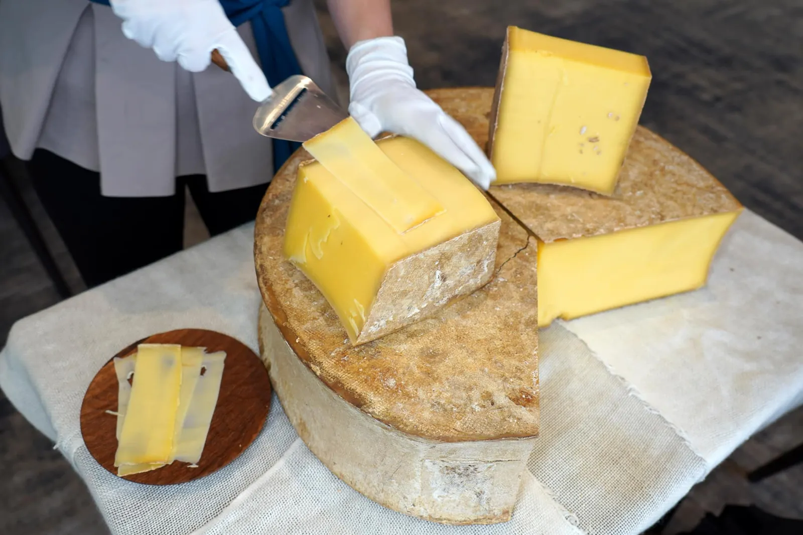 Beaufort dans l’esprit d’un alpage Beaufort cheese spirit from an alpine pasture นอกจากนี้พนักงานจะทำการเสิร์ฟ Beaufort Cheese อายุ 12 แบบ Tableside ที่ข้างโต๊ะอีกด้วย (18/20)