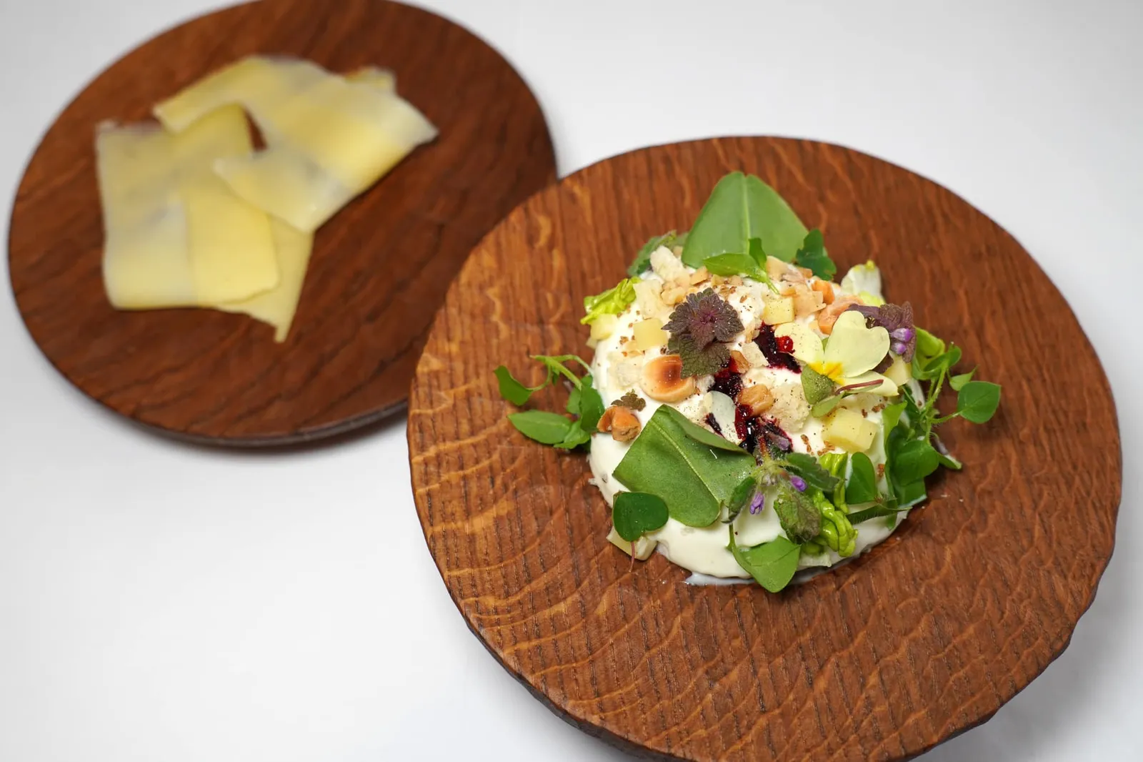 Beaufort dans l’esprit d’un alpage Beaufort cheese spirit from an alpine pasture คอร์สชีสที่ Restaurant Jean Sulpice นั้นได้รับการกล่าวถึงอย่างมากจากบรรดานักชิมรวมไปถึงใน MICHELIN Guide และ Gault & Millau โดยเชฟ Jean Sulpice ตั้งใจนำเสนอมาแทน Cheese Platter แบบดั้งเดิม (18/20)