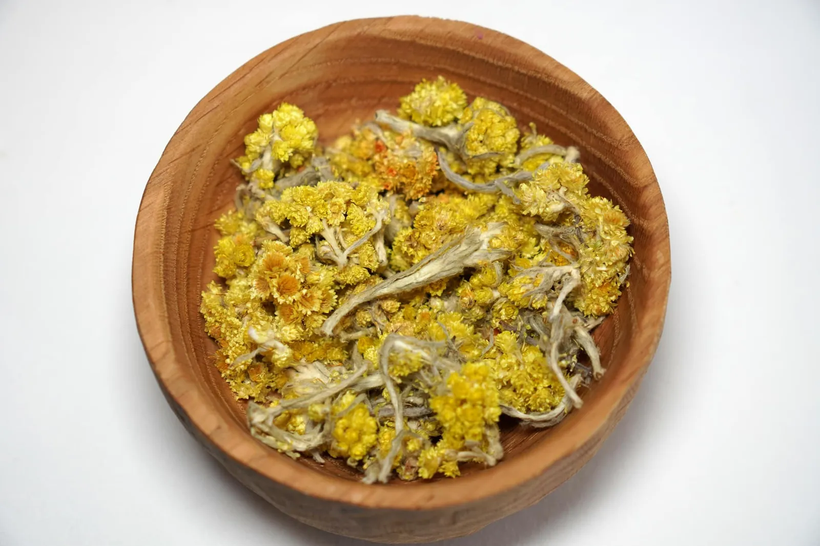 Cueillette et fleur d’immortelle d’italie Picking with the Italian immortelle flower Immortelle Flower (Helichrysum arenarium) เป็นดอกไม้สีเหลืองขนาดเล็ก พบได้ทั่วไปในพื้นที่ฝั่งตะวันออกของประเทศฝรั่งเศสมีคุณสมบัติทางยาอันหลากหลาย แต่เมื่อนำมาประกอบอาหารจะมีลักษณะเด่นคือกลิ่นและอโรมาคล้ายกับแกงซึ่งเชฟ Jean Sulpice นำเสนอมาใน ITINÉRAIRE(S) 8 ÉTAPES (275 €/p) เท่านั้น (17/20)