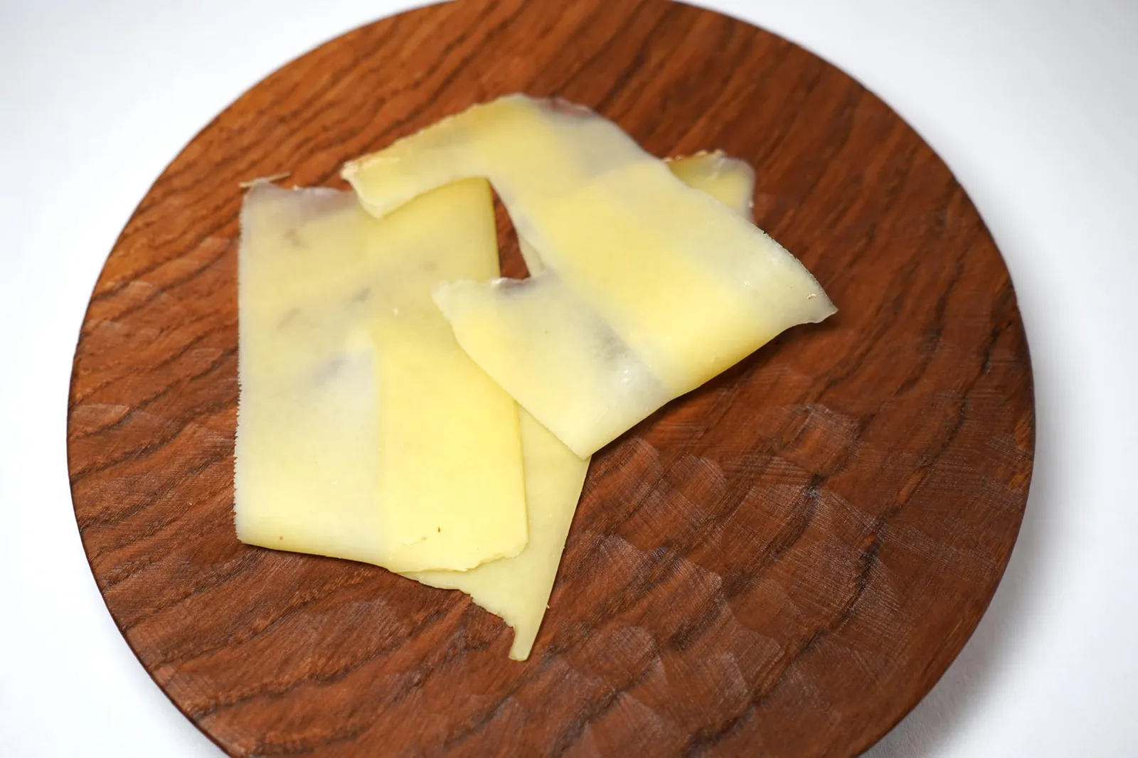 Beaufort dans l’esprit d’un alpage Beaufort cheese spirit from an alpine pasture Beaufort Cheese ให้เนื้อสัมผัสที่ดี รับประทานง่าย เป็นชีสที่สามารถสร้างความประทับใจให้กับทั้งผู้ที่หลงไหลในชีสอยู่เดิมและผู้ที่เริ่มต้นลิ้มลองชีสคุณภาพสูง (18/20)