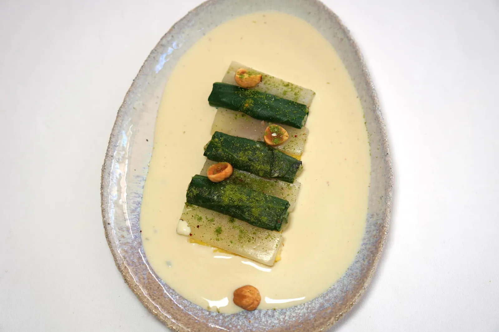 Blette, camomille et polenta Swiss chard, camomile and polenta จานนี้คือ Blette หรือผัก Swiss Chard เสิร์ฟมาทั้งส่วนสีขาวและสีเขียว ด้านล่างรองด้วย Polenta สูตรดั้งเดิมของแคว้น Savoie เพิ่มมิติทางเนื้อสัมผัสด้วยถั่วฮาเซลนัท ปิดท้ายด้วยการราดซอสสีครีมทำมาจาก Camomile ลงไปรอบ ๆ (18/20)
