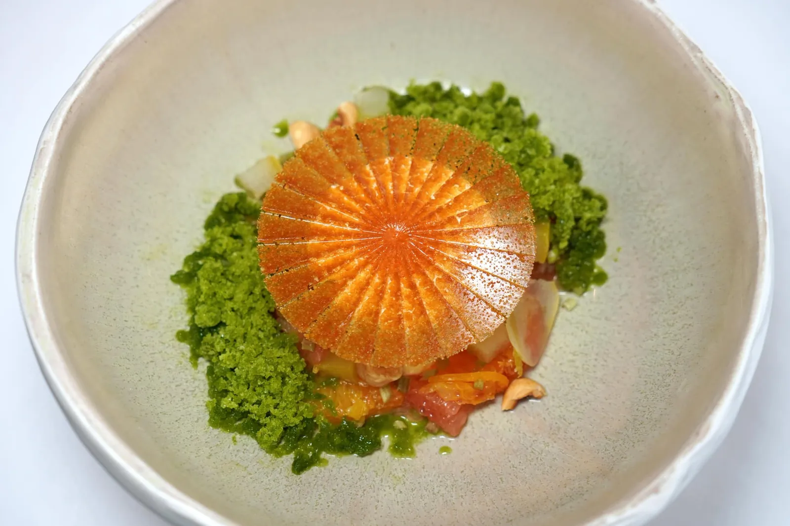 Oseille, agrumes et la vanille givrée de Saint-Philippe Sorrel, citrus and the frosted vanilla from Saint Philippe ของหวานจานแรกคือผลไม้จำพวกซิตรัสหลากชนิดและผิวส้มให้รสชาติเปรี้ยวในระดับที่แตกต่างกัน เชฟเพิ่มมิติทางเนื้อสัมผัสด้วยการใส่เมล็ดถั่วลงไปด้วย ตรงกลางคือวานิลลาจาก Saint-Phillippe แช่แข็งมาเป็นทรงกระบอกบรรจุซอสรสเปรี้ยวอีกเช่นกัน (19/20)