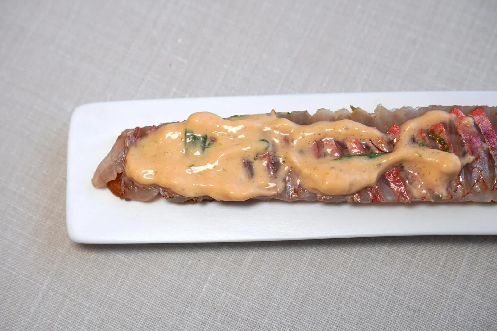 Clin d'œil ข้างกันคือ Tarragon Emulsion ให้ใช้ช้อนเล็ก ๆ ตักทาลงด้านบนชิ้นปลาและกัดเป็นคำ ๆ ได้เลย (17/20)