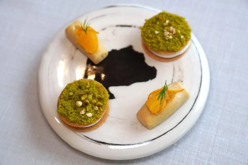 Mignardises ตามมาด้วย Orange Blossom เสิร์ฟมาบนบิสกิตกรอบ และ Nougat ชิ้นกลม (16/20)