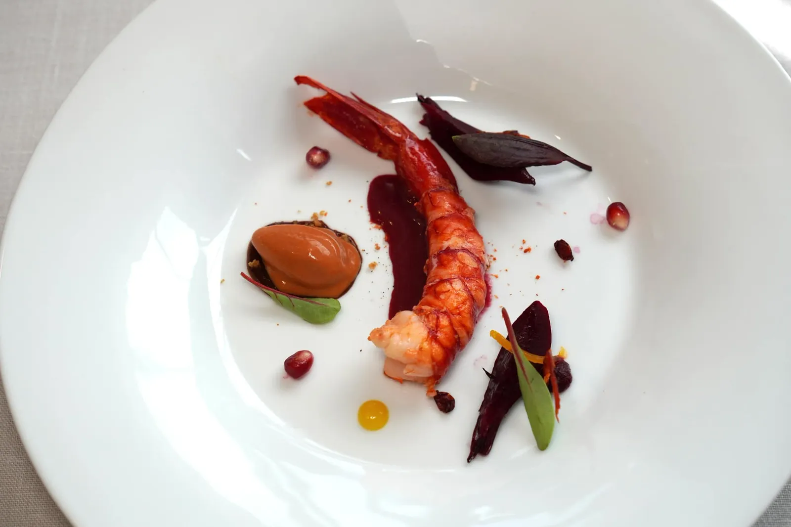 Lou carambou La crevette carabineros escortée de betterave et kumquat, Mousseux des têtes หนึ่งในจานที่ดีที่สุดของมื้อนี้คือ Carabinero จากเมือง Dénia ซึ่งเป็นแหล่งจับกุ้งแดงขึ้นชื่อทางตะวันออกเฉียงใต้ของประเทศสเปน สำหรับเชฟ Dimitri Droisneau แล้ว Carabinero ถือเป็นกุ้งที่มีอโรมาโดดเด่นที่สุด (18/20)