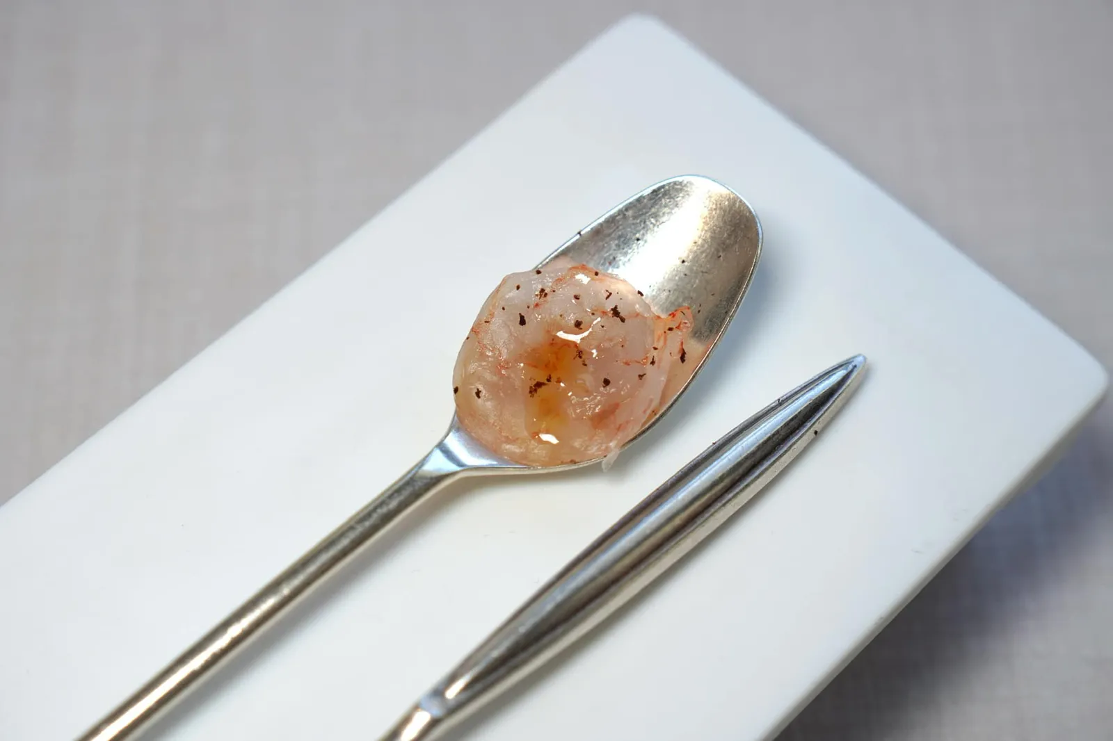 Mises en bouche เนื้อกุ้งสด ๆ ให้รสหวานโดยธรรมชาติเจือด้วยอโรมาหอม ๆ ของกาแฟเข้ากันได้เป็นอย่างดี (16/20)