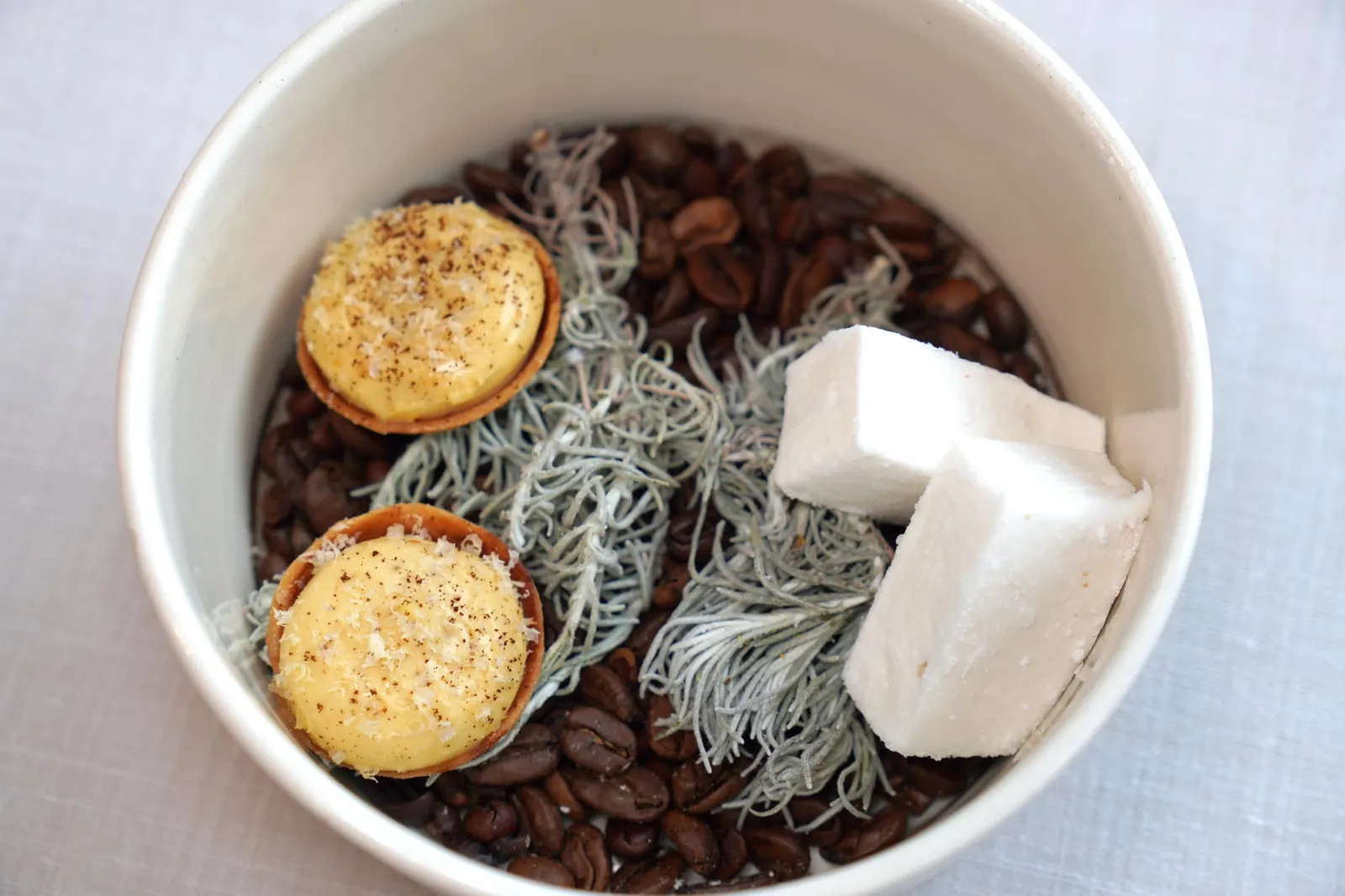 Mignardises สุดท้ายคือ Pine with Hazelnut and Coffee เสิร์ฟมาเป็น Tartelette ชิ้นจิ๋วและ Immortelle Marshmallow หรือมาร์ชแมลโลว์ทำมาจาก Immortelle ดอกไม้สีเหลืองที่ขึ้นทั่วไปในพื้นที่แถบ Cap Canaille ให้อโรมาหอม ๆ คล้ายกาแฟนั่นเอง (16/20)