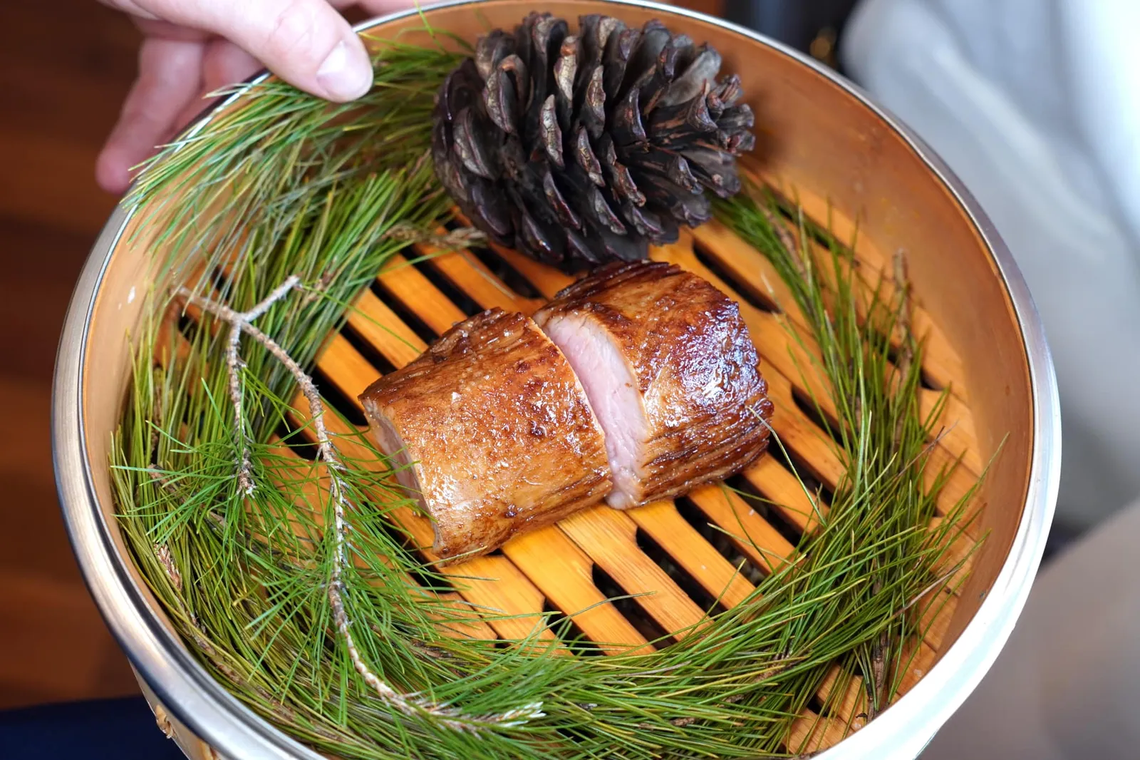 Lou vèdeu Le filet de veau, asperge en viennoise de pin et cédrat อาหารคาวจานสุดท้ายคือเนื้อลูกวัวจากพื้นที่แถบ Avignon รมควันด้วยใบอาร์ติโชคและถั่วจนมีอโรมาหอมน่ากิน (18/20)