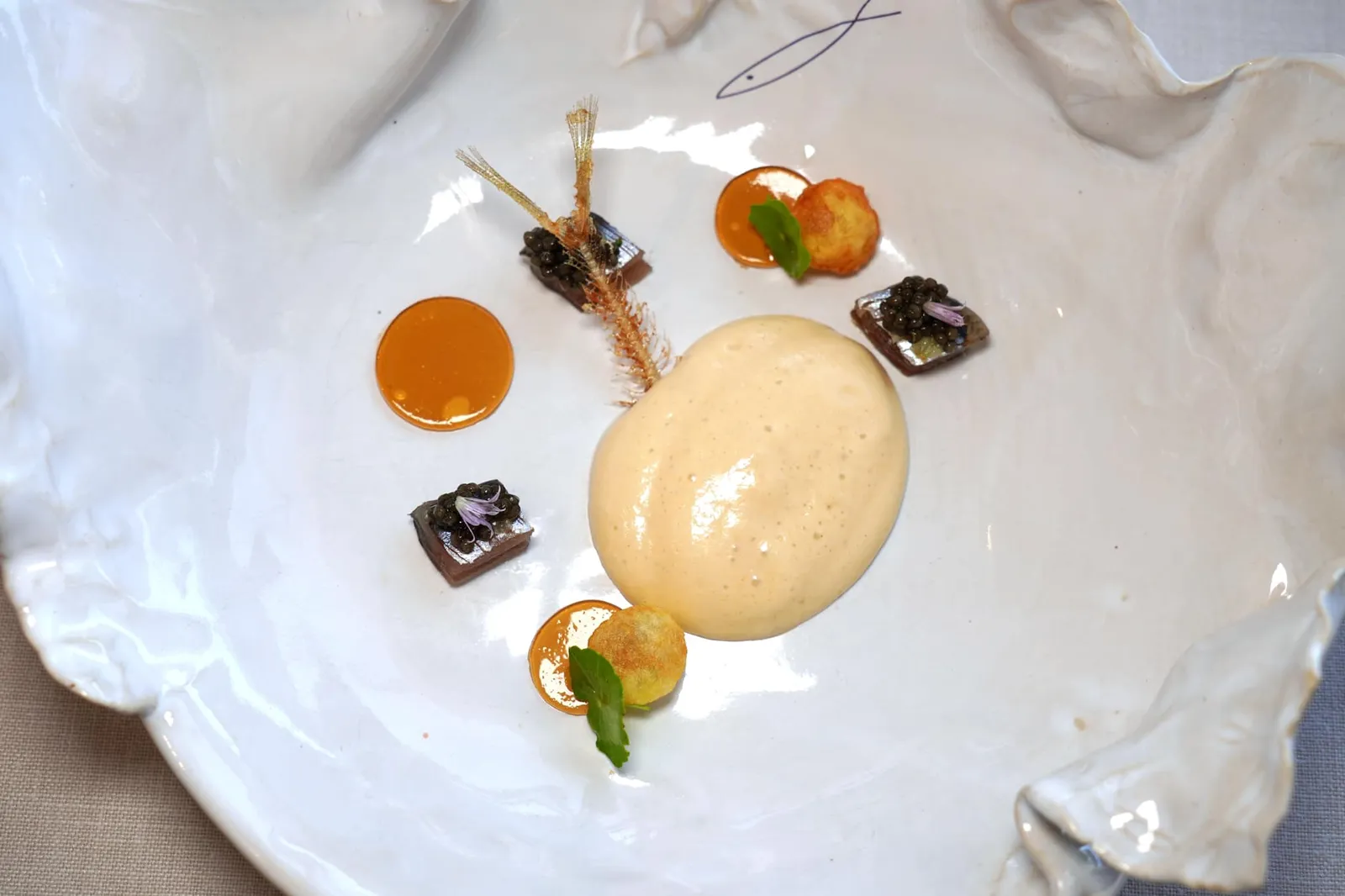 Lou sardo La sardine de pays dans tous ses états, thym citron, Caviar de Sologne จากนั้นพนักงานจะเทราดซอสทำมาจาก Amandine potato และ Bonito หรือไข่ปลาลงไปด้วย ตัวครีมมีความหอมมัน ช่วยบาลานซ์รสชาติเค็มของคาเวียร์และซาดีนได้อย่างมีมิติ (18/20)
