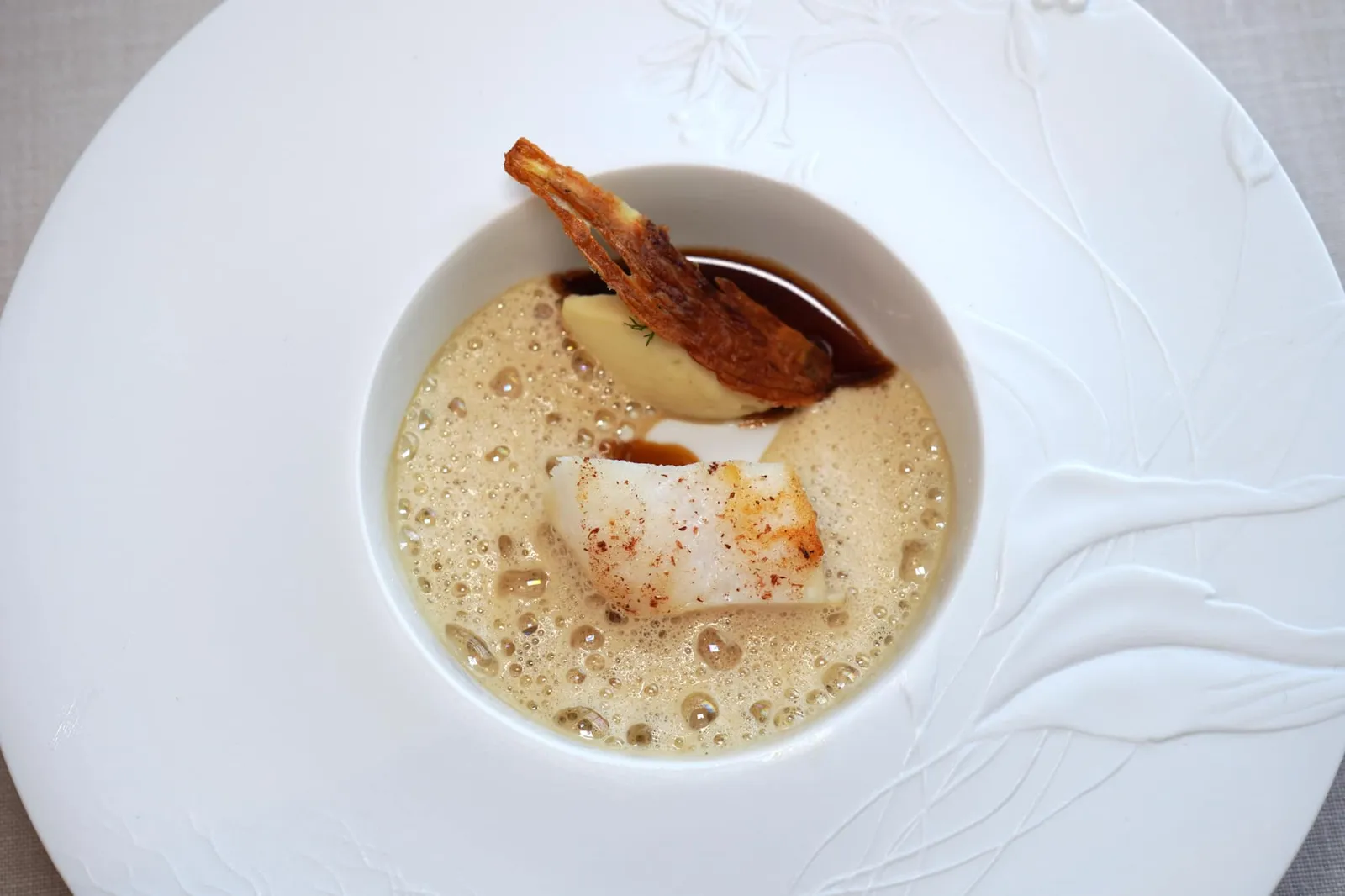 Lou pesco La pêche du jour, bouillon anisé Fish of The Day ในวันนี้เชฟนำเสนอเนื้อปลา Saint-Pierre หรือที่เราคุ้นหูกันในภาษาอังกฤษว่า John Dory เนื้อปลาเตรียมมาสุกได้ระดับ มีความเฟิร์มเล็กน้อย รองด้านล่างด้วย Fennel Purée และ Bouillon เป็นซุปหอม ๆ ทำมาจากโปยกั๊กนั่นเอง (18/20)