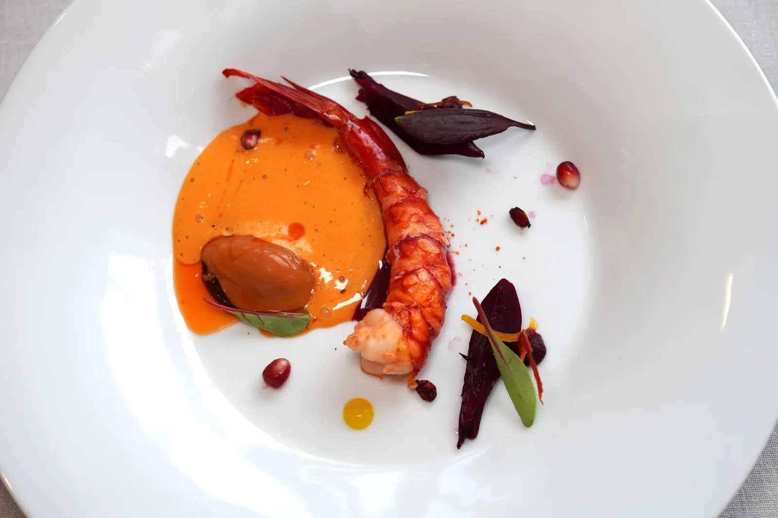 Lou carambou La crevette carabineros escortée de betterave et kumquat, Mousseux des têtes เนื้อกุ้งสุกได้ระดับ มีความหวานโดดเด่นจากธรรมชาติ ข้างกันคือองค์ประกอบต่าง ๆ ของส่วนมันจากหัวกุ้งอันประกอบไปด้วย Ice cream, Emulsion และ Oil เชฟบาลานซ์ความมันด้วย Earthy Aroma ของบีทรูทและรสเปรี้ยวของ Kumquat สุดท้ายคือ Pomegranate หรือเมล็ดทับทิมจาก Cassis ช่วยเพิ่มเนื้อสัมผัสเคี้ยวกรึบเล็ก ๆ ให้กับจาน (18/20)