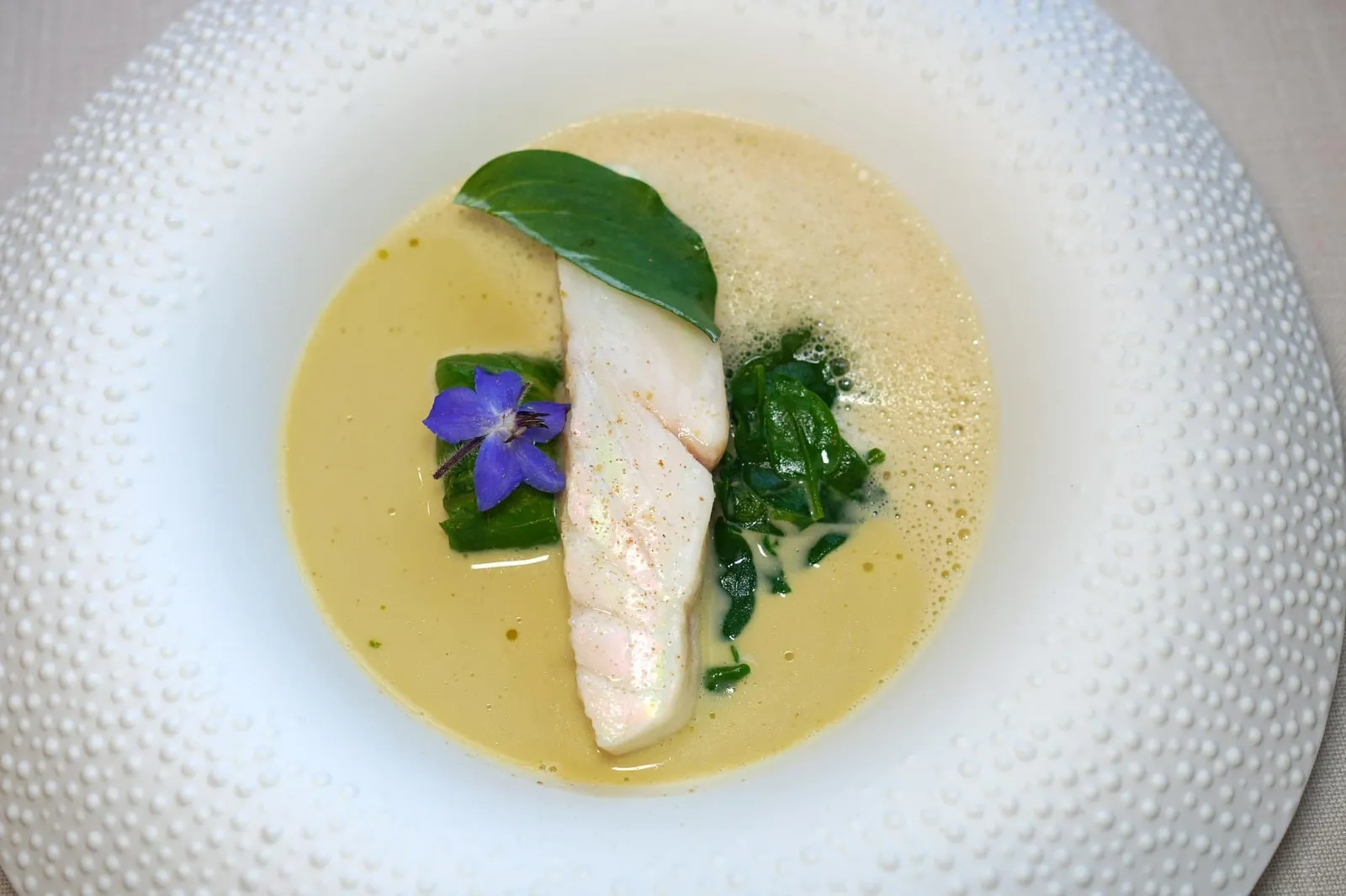 Lou roun Le turbot flanqué d'une écume iodée, Huitre de l'ami Pascal Migliore คอร์สที่สองคือปลาเทอร์บอทชิ้นโตขนาบข้างด้วยหอยนางรมคุณภาพดีจาก Pascal Migliore เจ้าของฟาร์มหอยนางรม Huitres Migliore ที่ห่อมาใน Pak Choy นุ่ม ๆ ด้านบนคือ Oyster Leaf ใบไม้ที่เติบโตบนบกแต่มีกลิ่นของหอยนางรมช่วยเสริมอโรมาของจานให้โดดเด่นยิ่งขึ้น ซอสรอบ ๆ ทำมาจาก Oyster Jus และ Combava หรือมะกรูดให้รสชาติออกเปรี้ยวตัดกันกับกลิ่นเฉพาะตัวของหอยนางรมได้อย่างลงตัว (18/20)