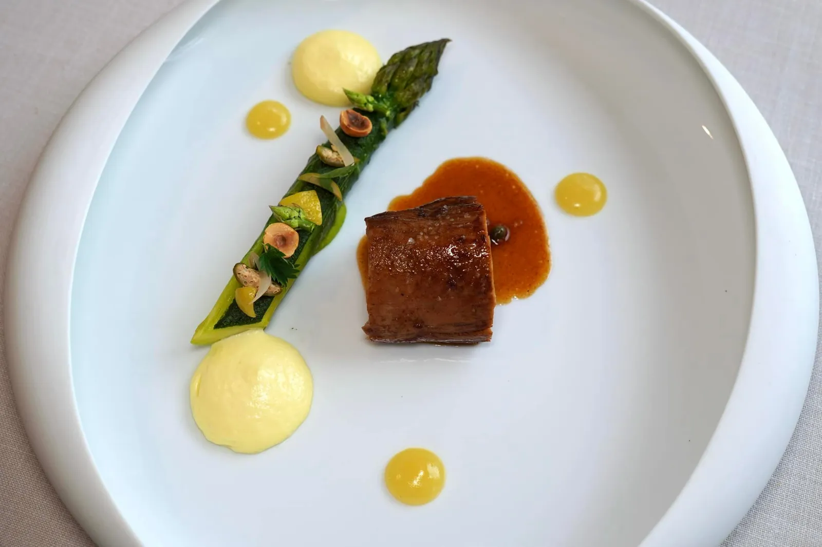 Lou vèdeu Le filet de veau, asperge en viennoise de pin et cédrat ข้างกันคือหน่อไม้ฝรั่งคุณภาพสูงสังเกตจากขนาดที่ผ่านการคัดมาเป็นอย่างดี เพิ่มความแตกต่างของเนื้อสัมผัสด้วยถั่ววอลนัทคั่ว เมล็ดสน และผิวเลมอน จากนั้นเสริมด้วยความเปรี้ยวด้วย Emulsion ของ Corsican Citron หรือเลมอนจากหมู่เกาะคอร์ซิกาซึ่งเป็นหนึ่งในแหล่งปลูกเลมอนที่ดีที่สุดในโลกให้รสชาติเปรี้ยวที่กลมกล่อมและไม่ติดความขมมามากจนเกินไปอีกด้วย (18/20)