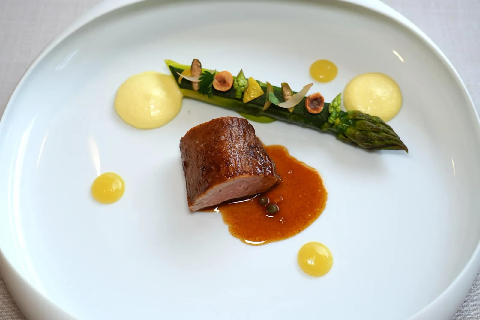 Lou vèdeu Le filet de veau, asperge en viennoise de pin et cédrat เนื้อลูกวัวเสิร์ฟมาที่ความสุกระดับ Medium พอดิบพอดี เนื้อนุ่ม เคี้ยวง่าย ราดด้วย Veal Jus รสชาติเข้มข้น (18/20)