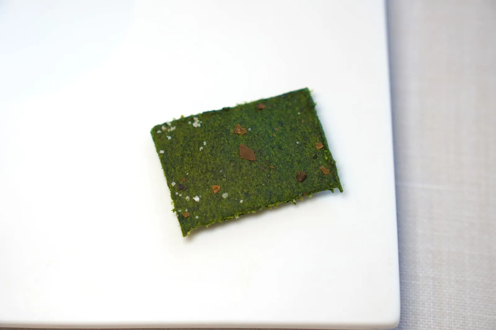 Mises en bouche Chip with seaweed เป็นแผ่นสาหร่ายกรอบที่มีครีมเนื้อเนียนอยู่ตรงกลาง (16/20)