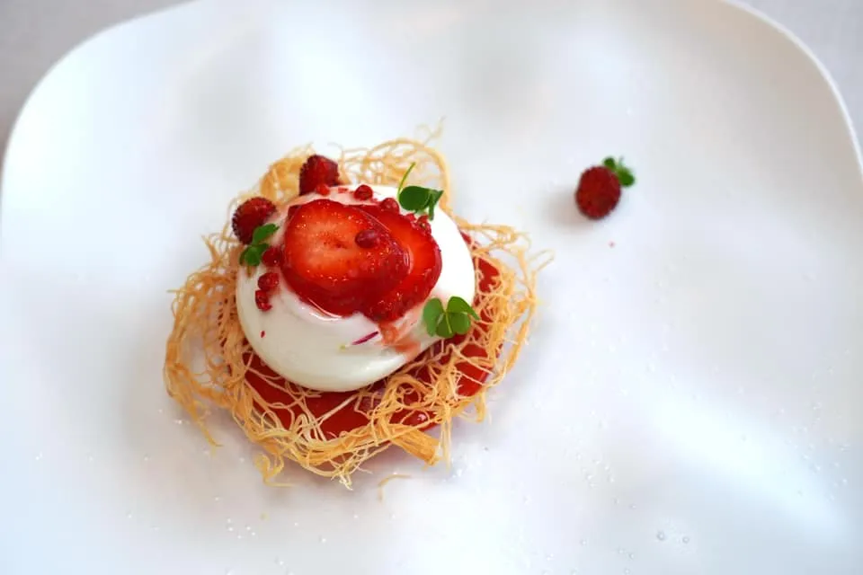 Lou frago Premières fraises des Baux de Provence Vivifiées à la baie de passion et rose ขนมหวานจานหลักเชฟนำเสนอสตรอว์เบอร์รี่จากเมือง Les Baux de Provence เนื้อสัมผัสนุ่มฉ่ำจนสามารถใช้คำว่าละลายในปาก ด้านในเป็นซอร์เบท์สตรอว์เบอร์รี่ช่วยเรียกความสดชื่น รอบ ๆ เป็นแป้งแพสทรี่ที่มีความหนึบพอประมาณ จากนั้นบาลานซ์รสชาติด้วย Emulsion ที่มีรสชาติของเสาวรสและอโรมาของกุหลาบ เพิ่มมิติทางเนื้อสัมผัสด้วย Kataifi กรอบ ๆ ปิดท้ายมื้ออาหารได้อย่างสมบูรณ์ (18/20)