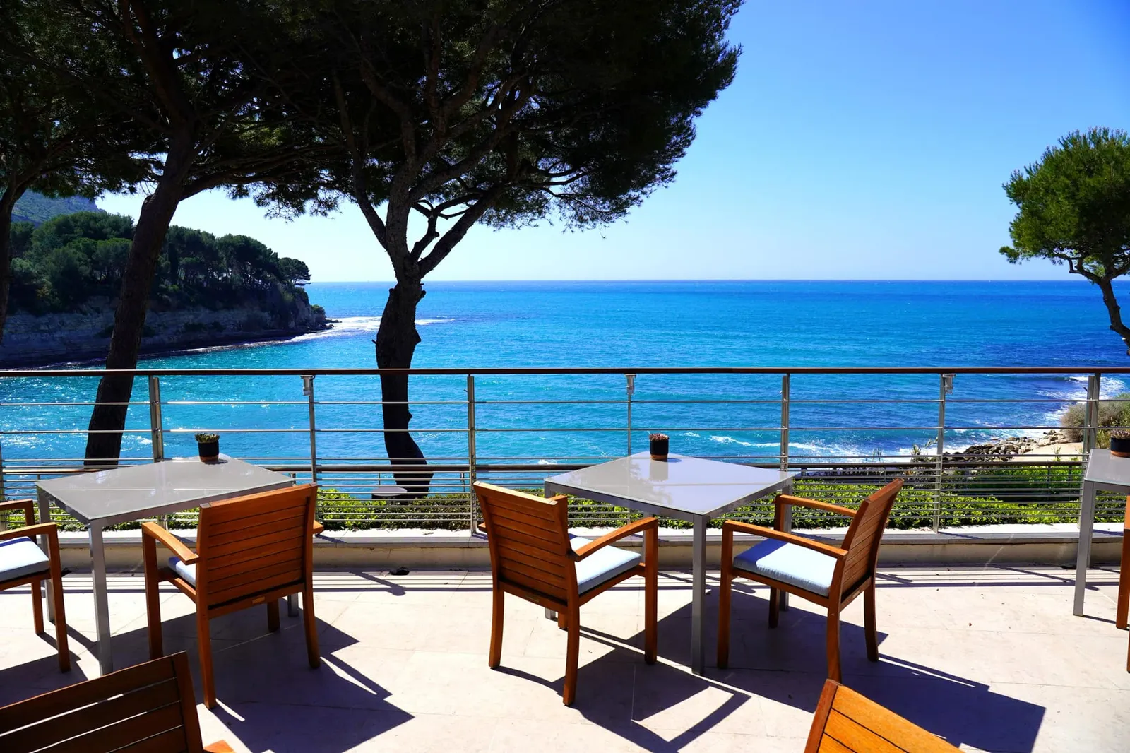 ห้องอาหาร La Villa Madie นำเสนออาหารในรูปแบบ Tasting Menu เริ่มต้นด้วย ANSE DE CORTON (4 Actes - 140€/p) ที่จัดเสิร์ฟเฉพาะช่วงกลางวันเหมาะกับผู้อยากลิ้มลองอาหารชั้นดีในราคาที่เข้าถึงง่าย