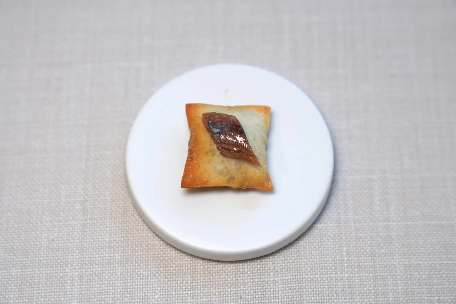 Mises en bouche Deep-fried bread with anchovie เป็นขนมปังกรอบ ด้านบนท็อปด้วยแองโชวี่รสชาติเค็มอุมามิ (18/20)