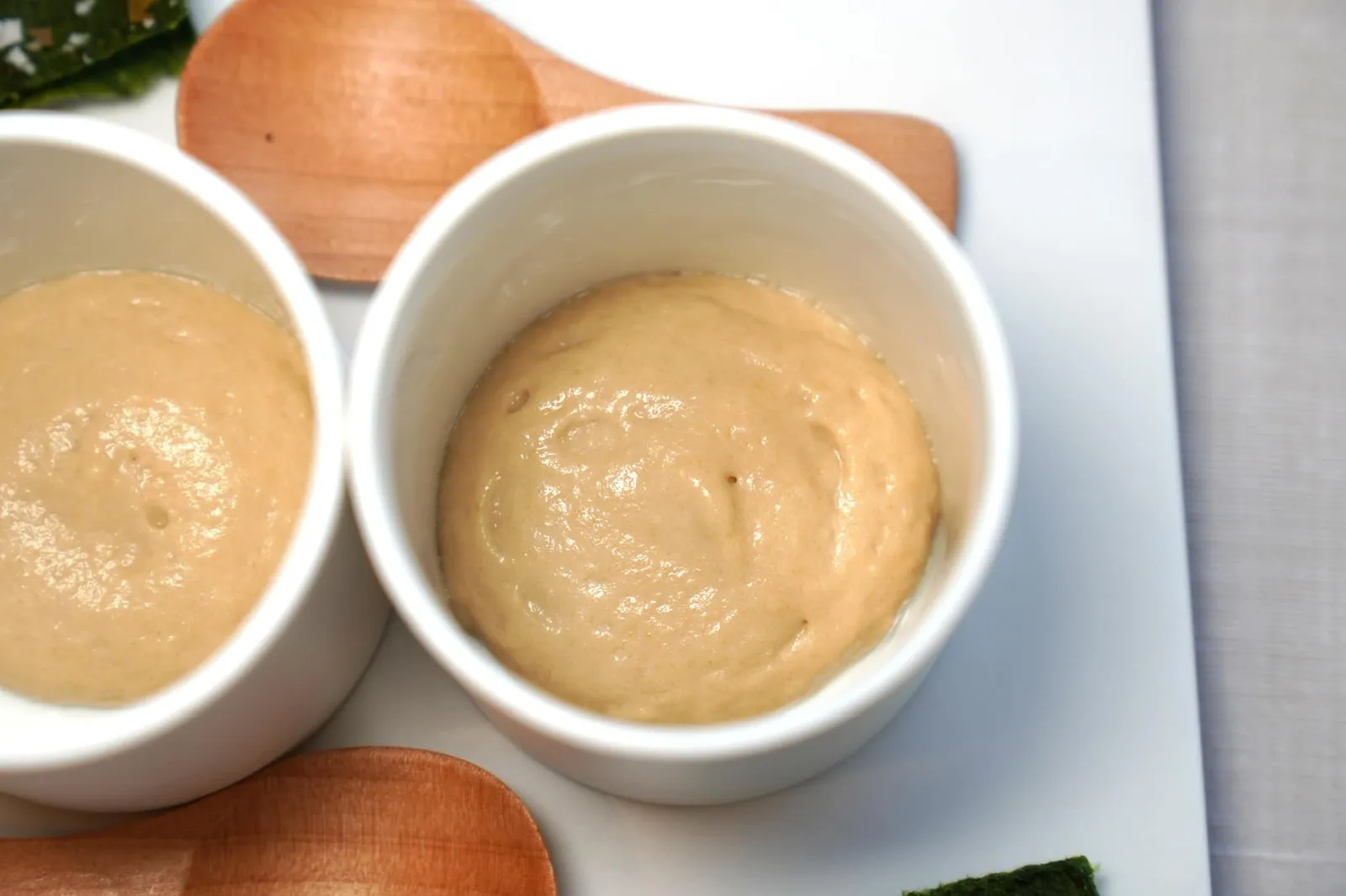 Mises en bouche วิธีรับประทานให้นำขนมปังและแองโชวี่จุ่มลงใน Onion mousse เพื่อให้รสชาติหวานช่วยบาลานซ์กับความเค็มของแองโชวี่ได้อย่างลงตัว (18/20)
