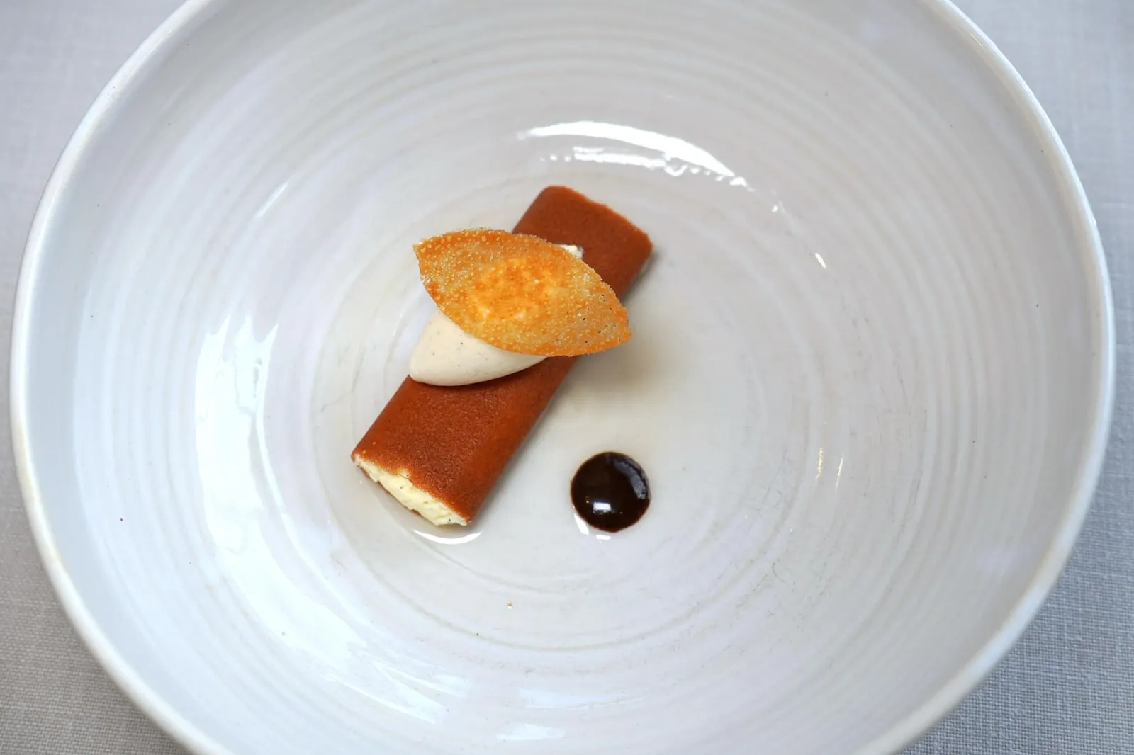 La vanille de Madagascar Praliné, revigorée au rhum de la Maison Ferroni ล้างปากด้วย Pre-Dessert ที่ใช้องค์ประกอบหลักคือไอศกรีมวานิลลาจาก Madagascar ด้านล่างคือด้วย Praliné นุ่ม ๆ สอดไส้ครีมวานิลลา ที่โต๊ะพนักงานจะเทราดเหล้ารัมของ Maison Ferroni ซึ่งตั้งอยู่ในพื้นที่แถบ Marseille ให้รสชาติที่โดดเด่นไม่เหมือนใคร จุดสีดำคือ Barolo Vinegar ที่มีส่วนผสมของวานิลลารสชาติเข้มข้น (17/20)