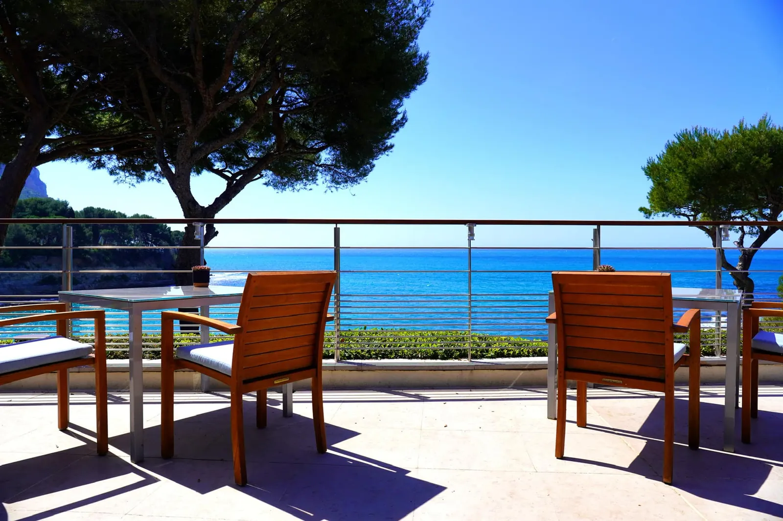 La Villa Madie โดดเด่นด้วยเทอเรสพร้อมด้วยทัศนียภาพมุมกว้างของชายหาด La Plage du Corton และทะเล Mediterranean ไกลออกไปสุดลูกหูลูกตา