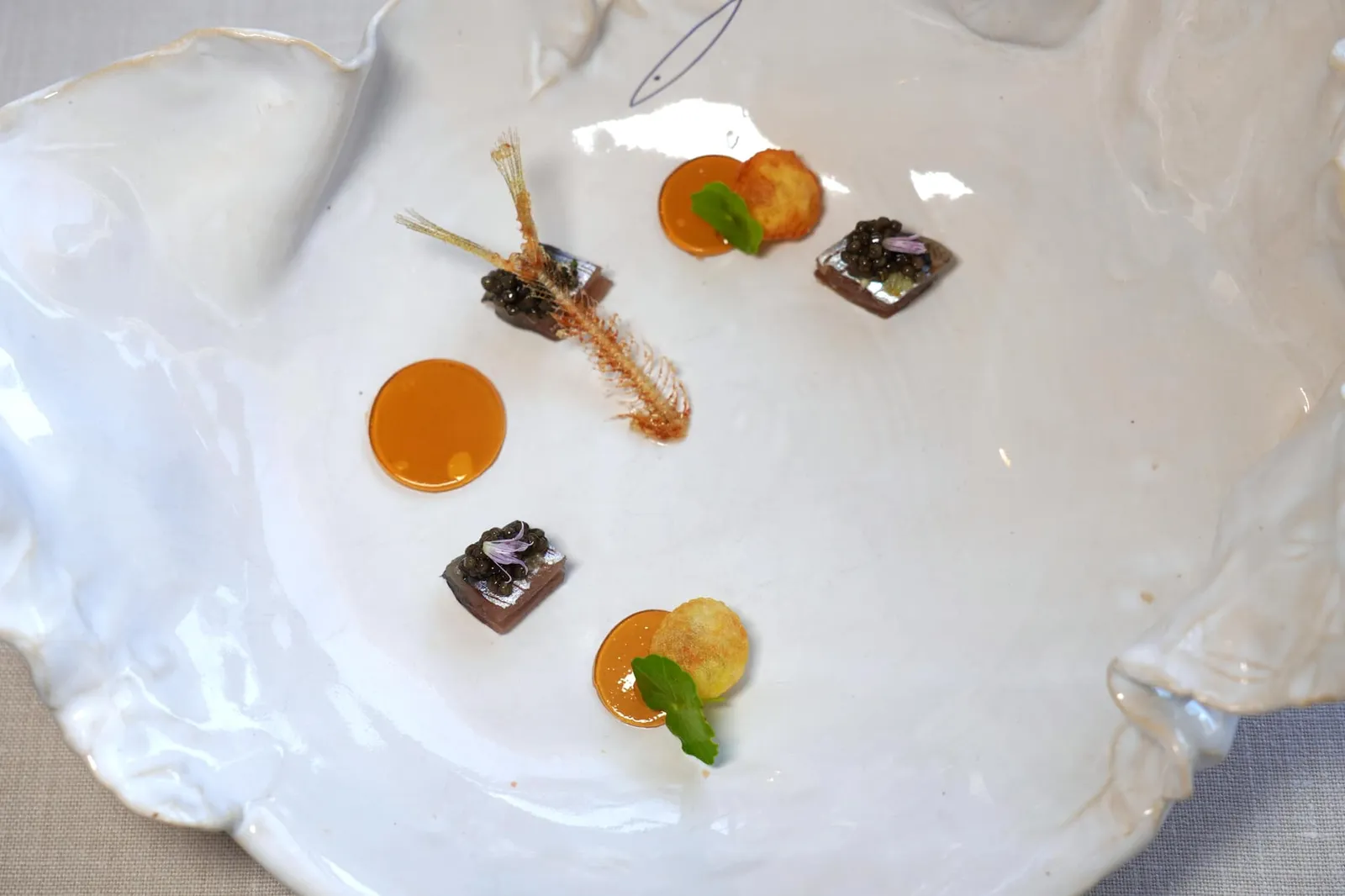 Lou sardo La sardine de pays dans tous ses états, thym citron, Caviar de Sologne เริ่มต้นคอร์สแรกด้วยปลาซาดีนจากท้องทะเลเมดิเตอเรเนียนให้รสชาติเค็มอุมามิ เนื้อสัมผัสนุ่มเคี้ยวง่าย ไร้ซึ่งกลิ่นคาว ด้านบนท็อปด้วย Oscietra Caviar คุณภาพดีจากเมือง Sologne ให้ความเค็มที่พอเหมาะ ยังมีก้างหรือกระดูกปลาทอดมากรอบ ๆ พร้อมรับประทาน เคี้ยวง่ายไม่ทิ่มหรือติดฟัน อีกส่วนหนึ่งเป็น Dashi Jelly ช่วยเสริมทั้งรสชาติและเนื้อสัมผัสให้มีมิติมากยิ่งขึ้น (18/20)