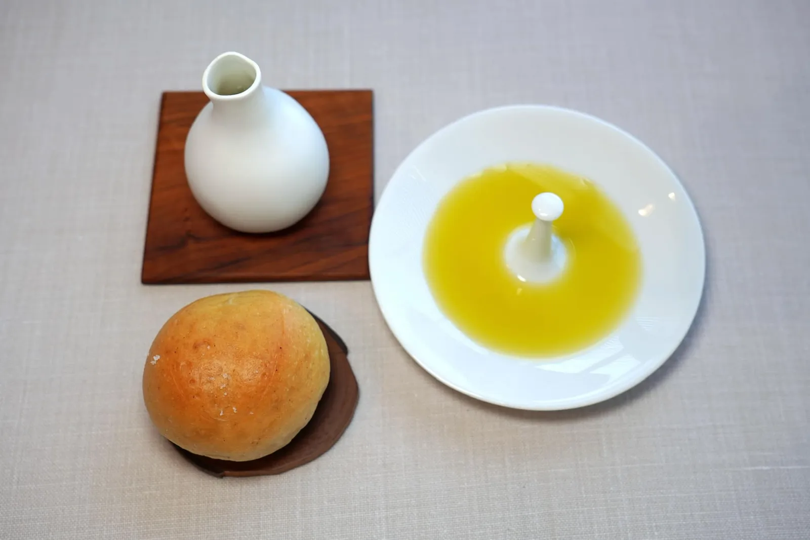 The Little Bread ก่อนเข้าสู่คอร์สแรกพนักงานจะนำเสิร์ฟขนมปังนุ่มๆ ซึ่งถือเป็นเรื่องที่เห็นได้ไม่บ่อยนักในห้องอาหารฝรั่งเศสชั้นสูง ข้างกันคือน้ำมันมะกอกท้องถิ่นของแคว้น Provence ให้รสชาติที่เข้มข้นและอโรมาที่ค่อนข้างเด่นชัด