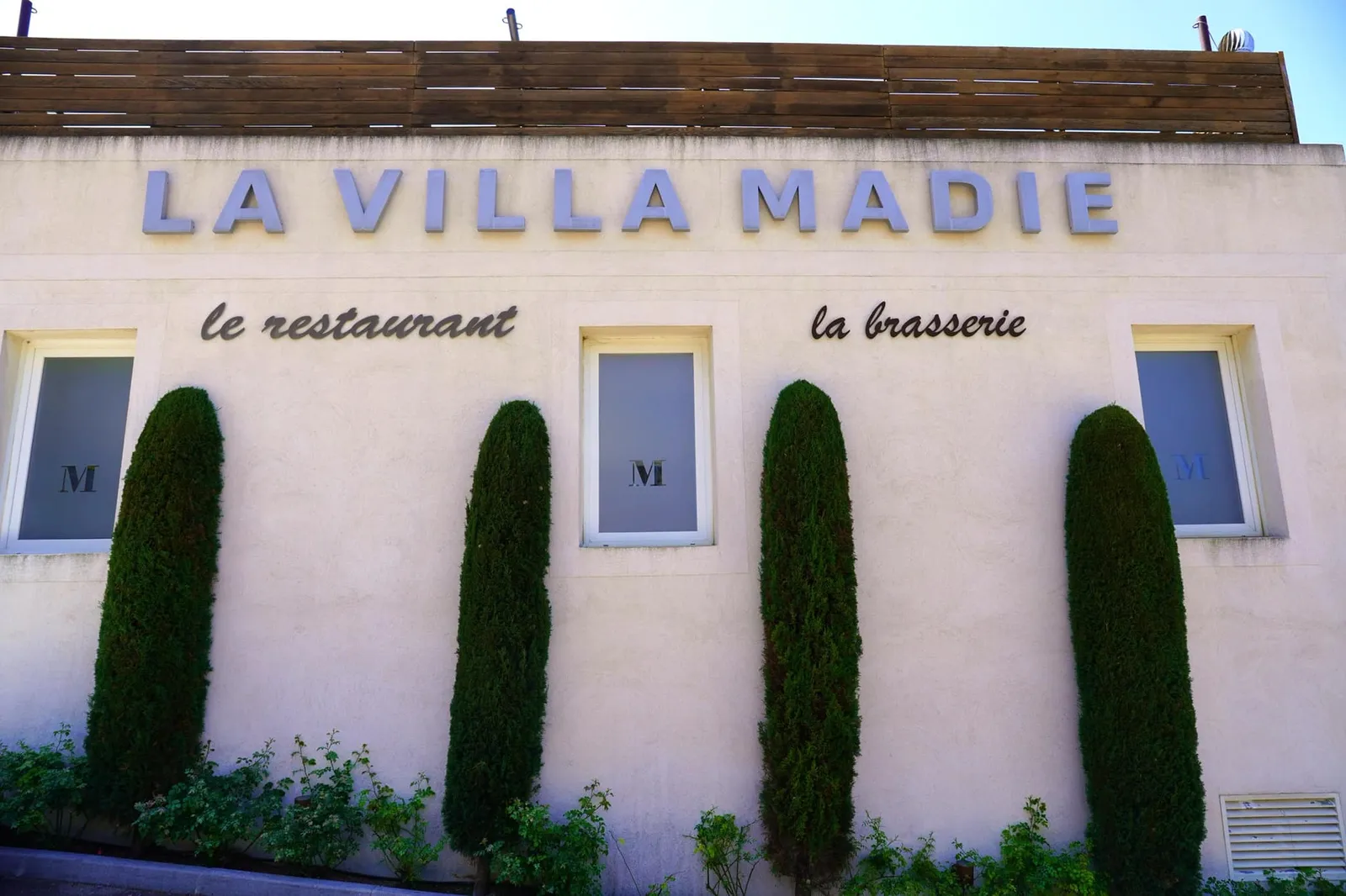 ห้องอาหาร La Villa Madie นั้นจะตั้งอยู่บริเวณชั้นล่าง