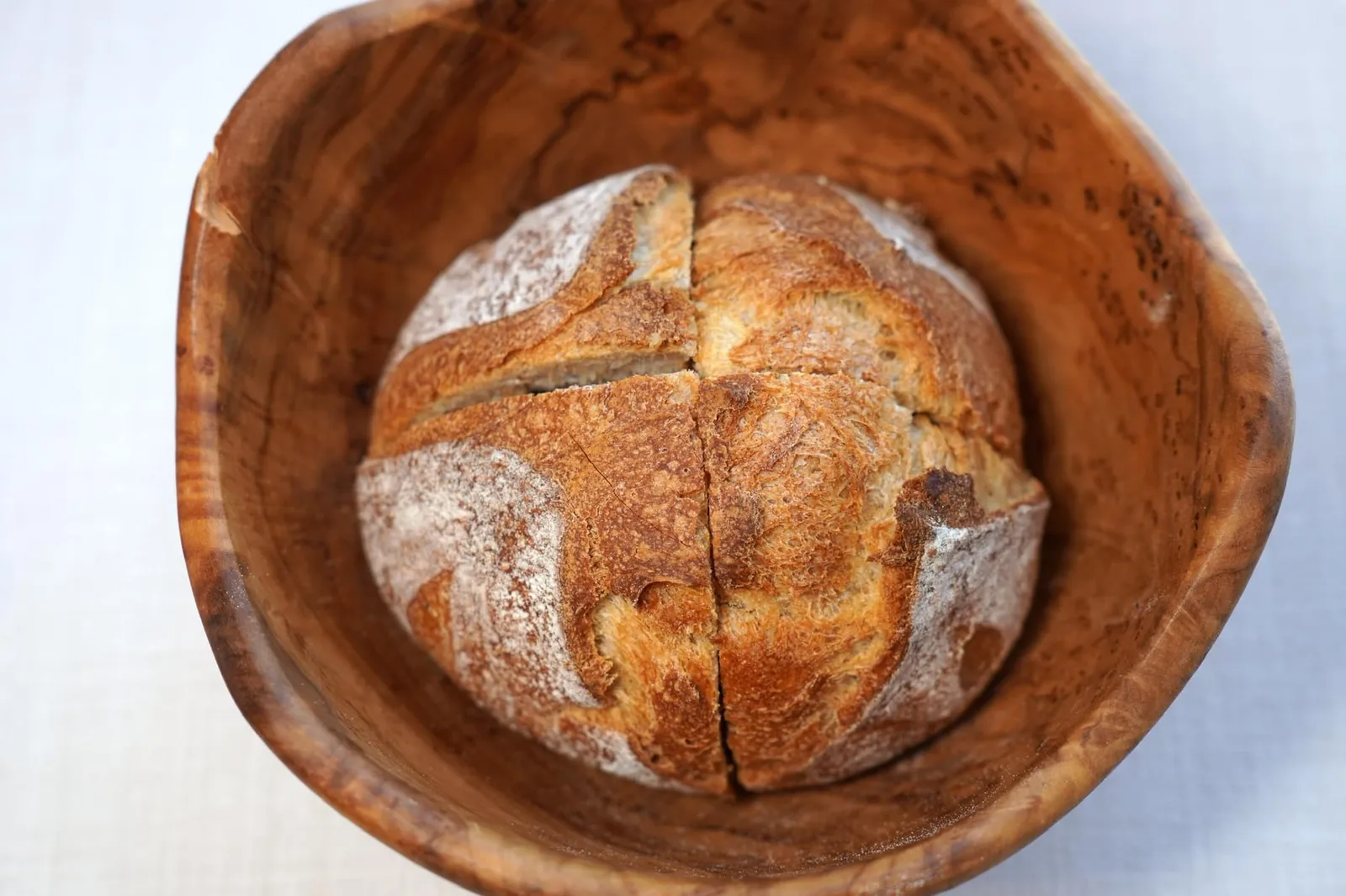 Homemade Bread พนักงานนำเสิร์ฟขนมปังโฮมเมดจากเบเกอร์ในเมือง Aix-en-Provence ตัวขนมปังมีผิวกรอบแต่ไม่แข็งกระด้าง เนื้อนุ่มและรสชาติเปรี้ยวนิด ๆ ใช้ปาดซอสต่าง ๆ ในจานได้เลย